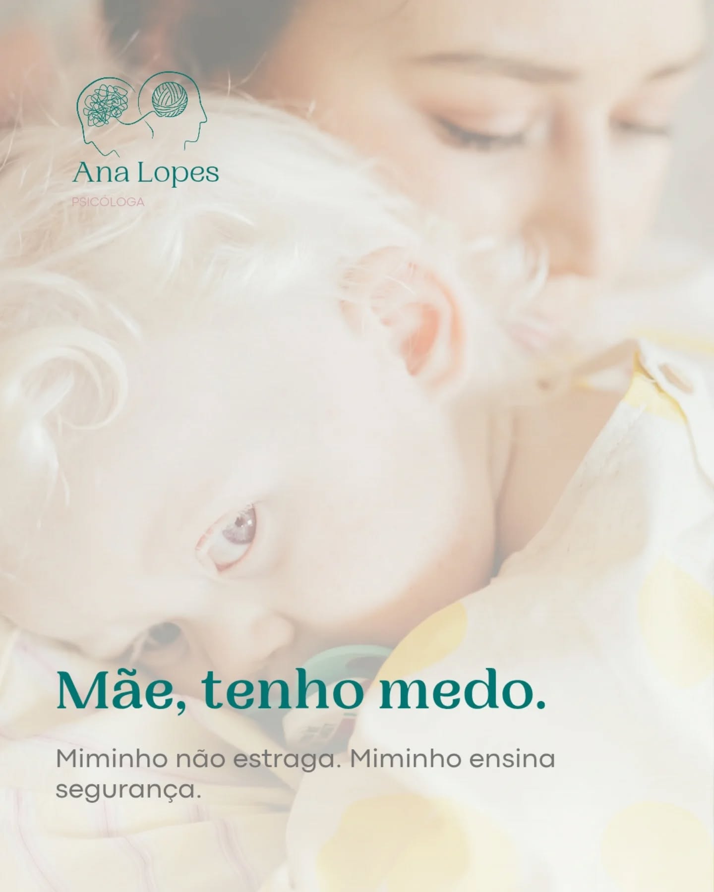 Ontem à noite, o Jamie veio ter comigo à sala. Disse que estava com medo.
Não sabia explicar de quê. Não havia um barulho desconhecido, não havia escuro diferente, não havia “monstro”.
Havia apenas um sentir.
Ele aninhou-se ao meu lado no sofá.
Tapei-o com uma mantinha, encostou a cabecinha ao meu braço e disse-lhe baixinho:
“Quando adormeceres, o pai leva-te para a tua caminha. Agora estás seguro. Eu estou aqui.”
E foi o suficiente.
Não precisei pedir para ser “forte”, não precisei esclarecer o medo, nem distrair, nem apressar.
Apenas estar.
Em poucos minutos, adormeceu com miminho.
Porque, muitas vezes, as crianças não precisam de respostas longas, precisam de colo emocional.
🌙 Quando uma criança diz “tenho medo”, ela está a dizer:
“Preciso de alguém comigo enquanto o meu corpo se acalma.”
Não é sobre explicar o medo.
É sobre ser porto de abrigo.
❤ Miminho não “estraga”.
Miminho ensina segurança.
#psicologiainfantil #parentalidadeconsciente #educarcomamor #saudementalinfantil #crescercomafeto #parentalidadepositiva #regulaçãoemocional #acolhimentoemocional #miminhoqueacalma #segurançainterna #paisreais #maternidadereal #paternidadereal #criançaseemoções #desenvolvimentoinfantil #vinculoafetivo #amorqueacolhe #psicologiaparapais