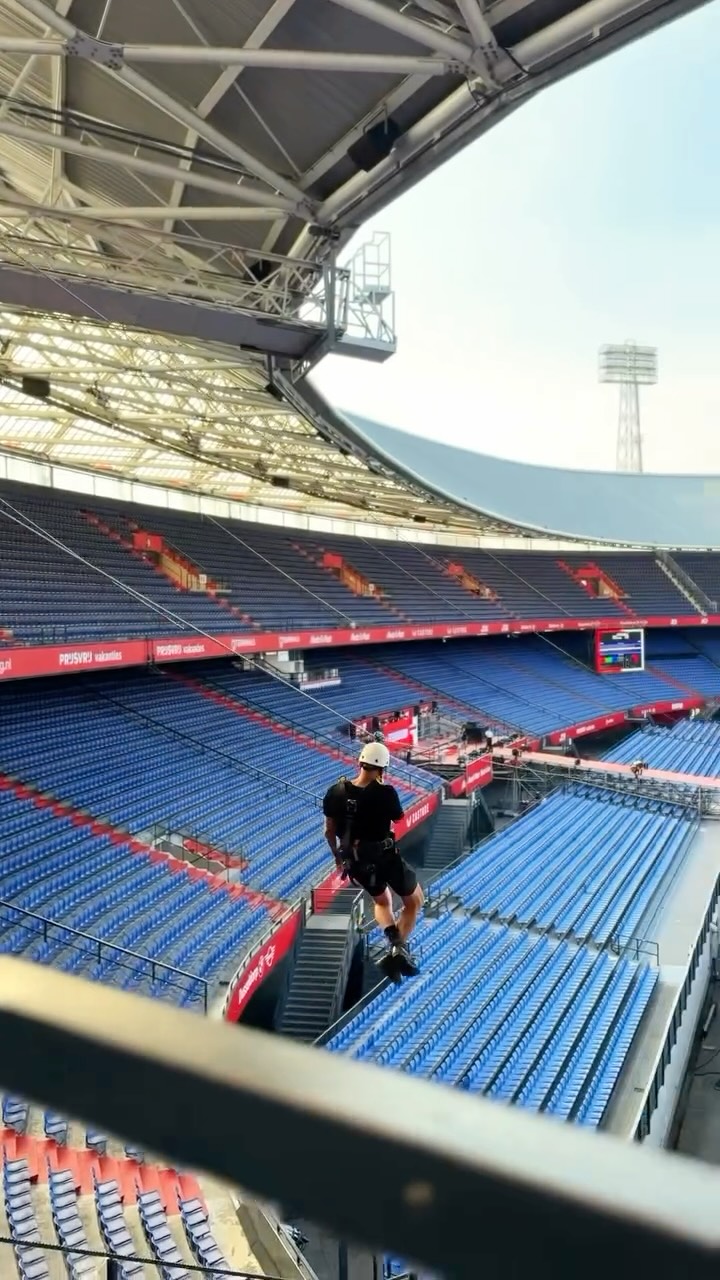 Niet alle voetballers kwamen dit jaar met de helikopter de Kuip ingevlogen tijdens het Feyenoord Festival. Speciaal voor oud Oranje speler Royston Drenthe hebben we een zipline opgebouwd vanaf de tribune naar het podium! Een ruim 100m lange zipline geremd met een zipstop zorgde voor een onvergetelijke entree!
#opening #event #opendag #zipline #stadion #zip #bouwhetavontuur #rotterdam #edelrid #zipstop
.
.🎥 @sjoerdposthumus en @laylaraven