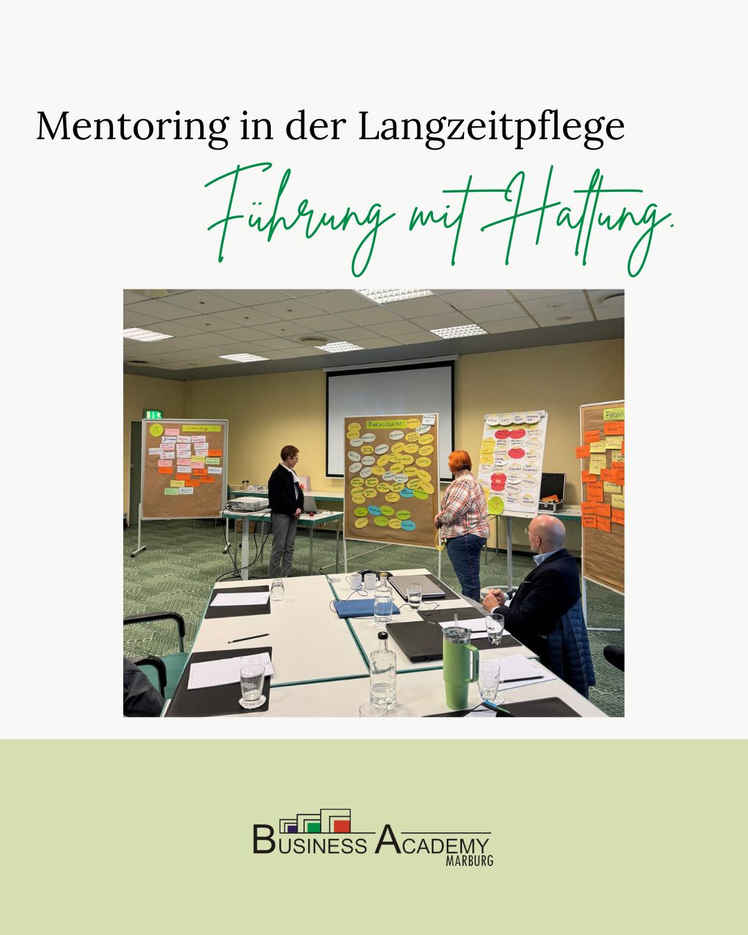 Mentoring in der Langzeitpflege – Führung mit Haltung.
Am 03.11. im Victor’s Residenz Hotel Gera: Ca. 50 Führungskräfte der SenVital-Gruppe setzen den Auftakt zum Kulturwandel.
Führen. Fördern. Bleiben. – vorgestellt wurde das neue Mentorenprogramm zur lebensphasenorientierten Personalentwicklung.
Herausforderungen wie Fachkräftemangel, Wertewandel und Strukturanpassungen fordert Führung – dazu braucht es Haltung, Beziehung und Vertrauen - ein echtes Begleiten durch alle Lebensphasen, wie die Keynote mit Annemarie Fajardo betonte.
Genau hier setzt das Mentorenprogramm an:
Es verbindet Generationen, stärkt Verantwortung und gibt Pflege wieder Raum zum Wachsen.
SenVital geht mit Beata Paluchowska, operative Geschäftsführung (SenVital) voran. Marie Luise Gaßmann (Business Academy Marburg) sowie Prof. Dr. Ruth Anna Weber (Steinbeis Hochschule) entwickelten eine AZAV-zertifiziert und praxisnah Qualifizierung zum lebensphasenorientierten Mentor in der Langzeitpflege.
Beim anschließenden World Café diskutieren die Führungsfachpersonen deutlich:
Führung, die bleibt, braucht Beziehung, Werte und Begeisterung – nicht Kontrolle.
Mentoring ist kein Extra. Es ist Zukunft.
Zielgruppe sind (angehende) und Führungskräfte, die zu potenziellen Mentoren werden. Menschen, die Pflege als Entwicklungsraum verstehen.
Und jetzt startet bereits der erste Mentoring-Kurs. Wir freuen uns auf euch!
#mentoringkurs #senvital #langzeitpflege #businessacademymarburg