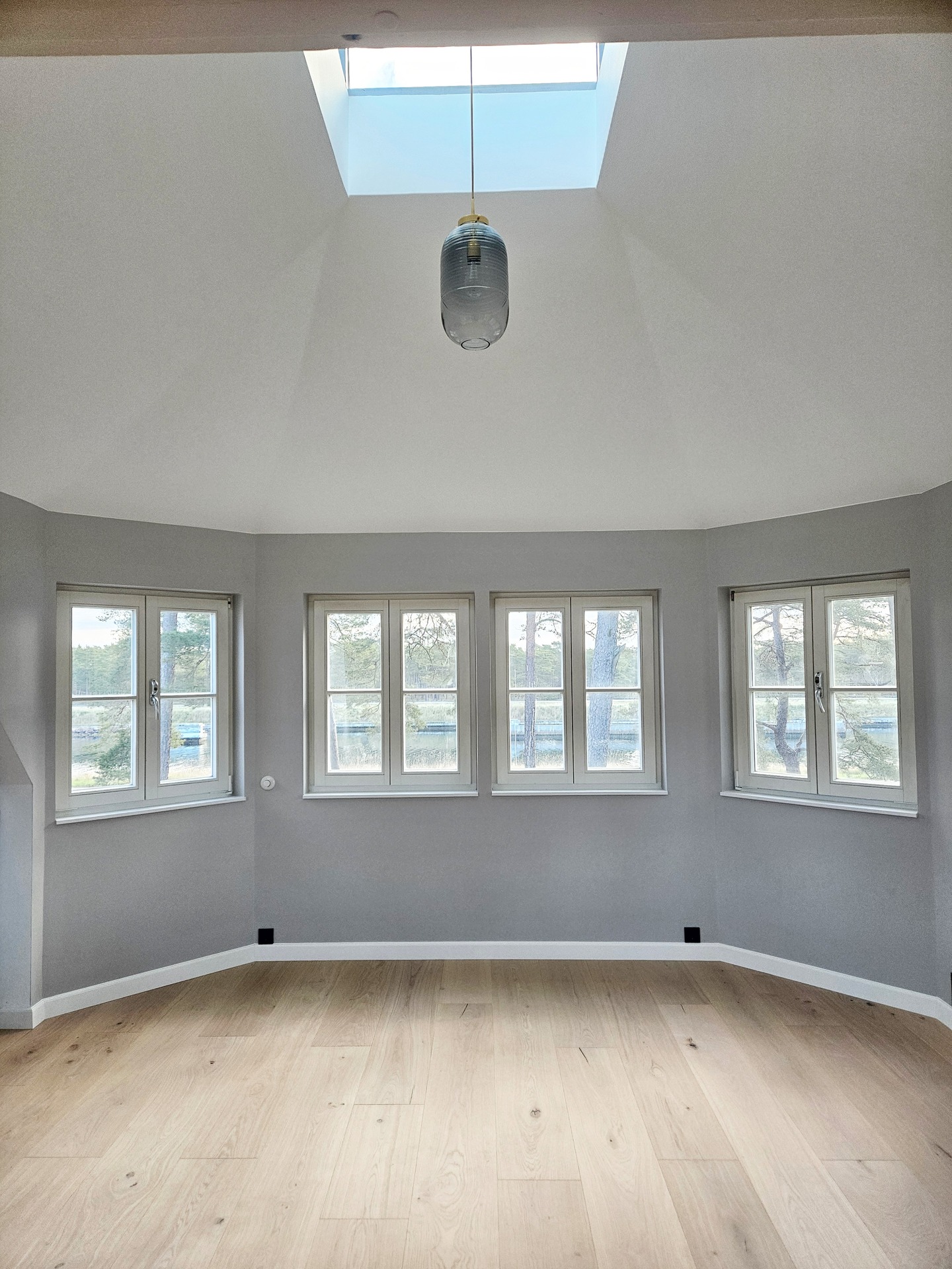 Vi är åter tillbaka i vackra Höllviken, där vi med stolthet tar oss an ännu ett gediget och genomtänkt projekt. Arbetet omfattar en omfattande uppgradering av bostaden med fokus på kvalitet, hantverk och exklusiva materialval.
Projektet innefattar spårad spånskiva med golvvärme, samt enstavs parkettgolv som noggrant limmas för bästa resultat. Väggarna får ett nytt lyft genom bredspackling och målning, och huset får en tillbyggnad med takkupa som skapar mer rymd och ljus.
I det exklusiva badrummet installeras inredning från Kvänum, tillsammans med stora fönsterpartier som släpper in generöst med dagsljus. För att fullända helheten monteras ett stilrent glasräcke i trappan, vilket ger ett modernt och elegant uttryck.
Ett projekt som på alla sätt speglar vår passion för detaljer, kvalitet och genomtänkt design.
www.oresundsbyggentreprenad.se
#badrumsrenovering #badrum #köksrenovering #kök #bygg #byggmalmö #renoveringmalmö #byggahus