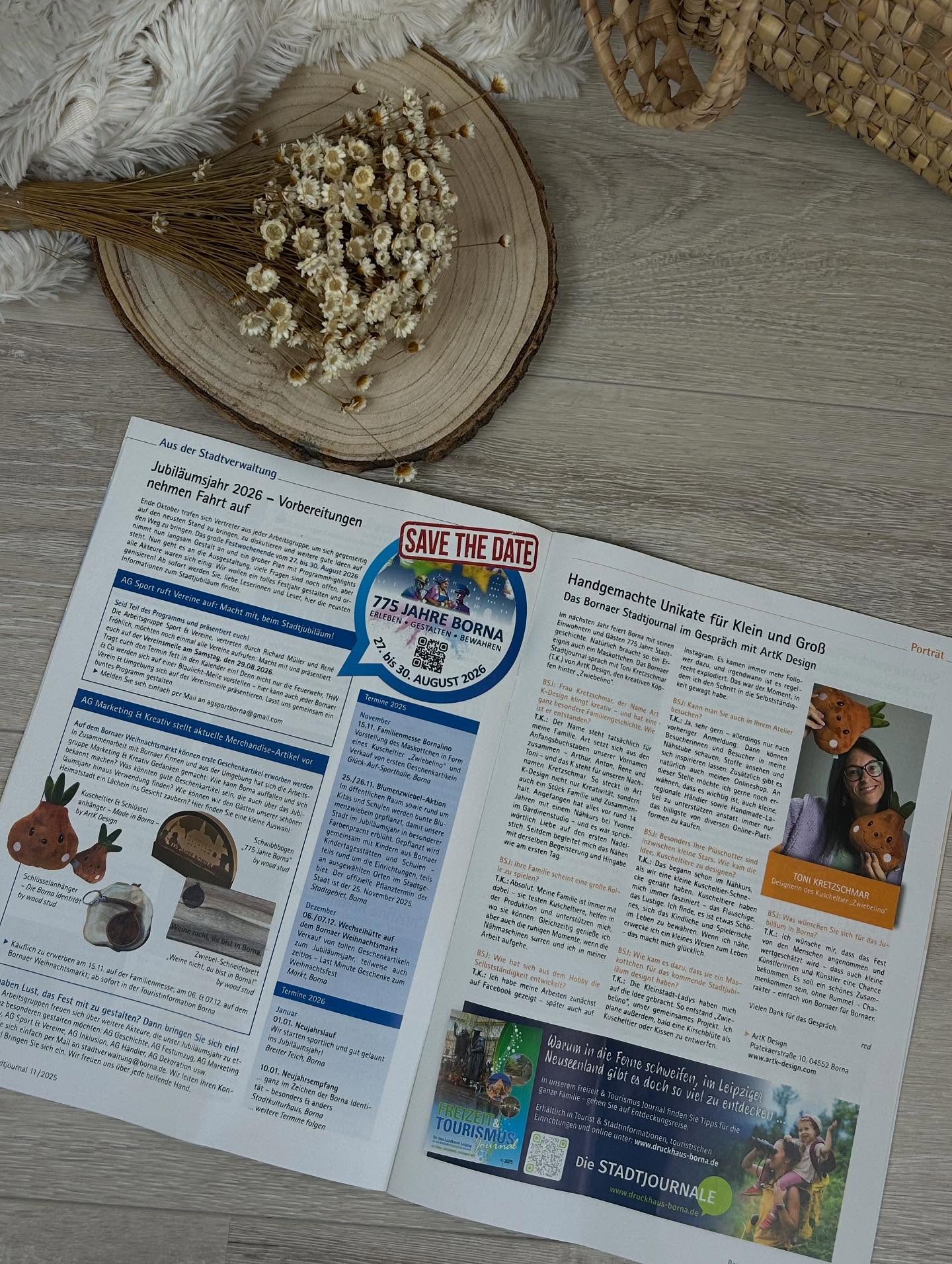 Gerade im Briefkasten entdeckt ❤️
Im aktuellen Bornaer Stadtjournal findet ihr einen ganz tollen Beitrag über mich und meine Geschichte. Auch rund um die Zwiebel - unser Bornaer Maskottchen, welches ich in Kuschelform anfertigen durfte.
Ich bin sehr dankbar und glücklich für diese tolle Möglichkeit.
Ganz lieben Dank an @kleinstadtladys @bornaer_stadtjournal_online ❤️❤️
Die Zwiebel und mich könnt ihr am 15.12. in Borna beim großen Event - Bornalino antreffen, kuscheln und fleißig kaufen. Ich freue mich auf euch und eure Unterstützung ❤️
#Borna #775JahreBorna #Zwiebelino #Maskottchen #Stadtfest #Dankbar #TraditionTrifftZukunft #Jubiläum #BornaFeiert #ZwiebelLiebe #Herzensprojekt #GemeinsamFeiern