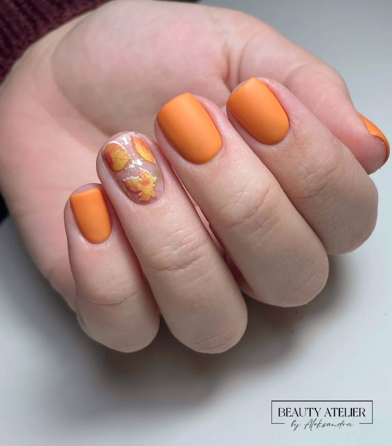 🍁 Shellac Nägel in mattem Orange – kombiniert mit einem wunderschönen herbstlichen Design 🍂💅
#nägel #nails #shellacnägel #herbstnägel #nageldesign #nailinspo #nailart #mattenails #orangenails #fallnails #herbstlook #nailslove #nailsoftheday #nailstyle #beautynails #kosmetikstudio #nagelstudio #nailtrends #autumnnails #gelnails #nagelinspiration #jesiennepaznokcie #nailartist #niederösterreich #mistelbach