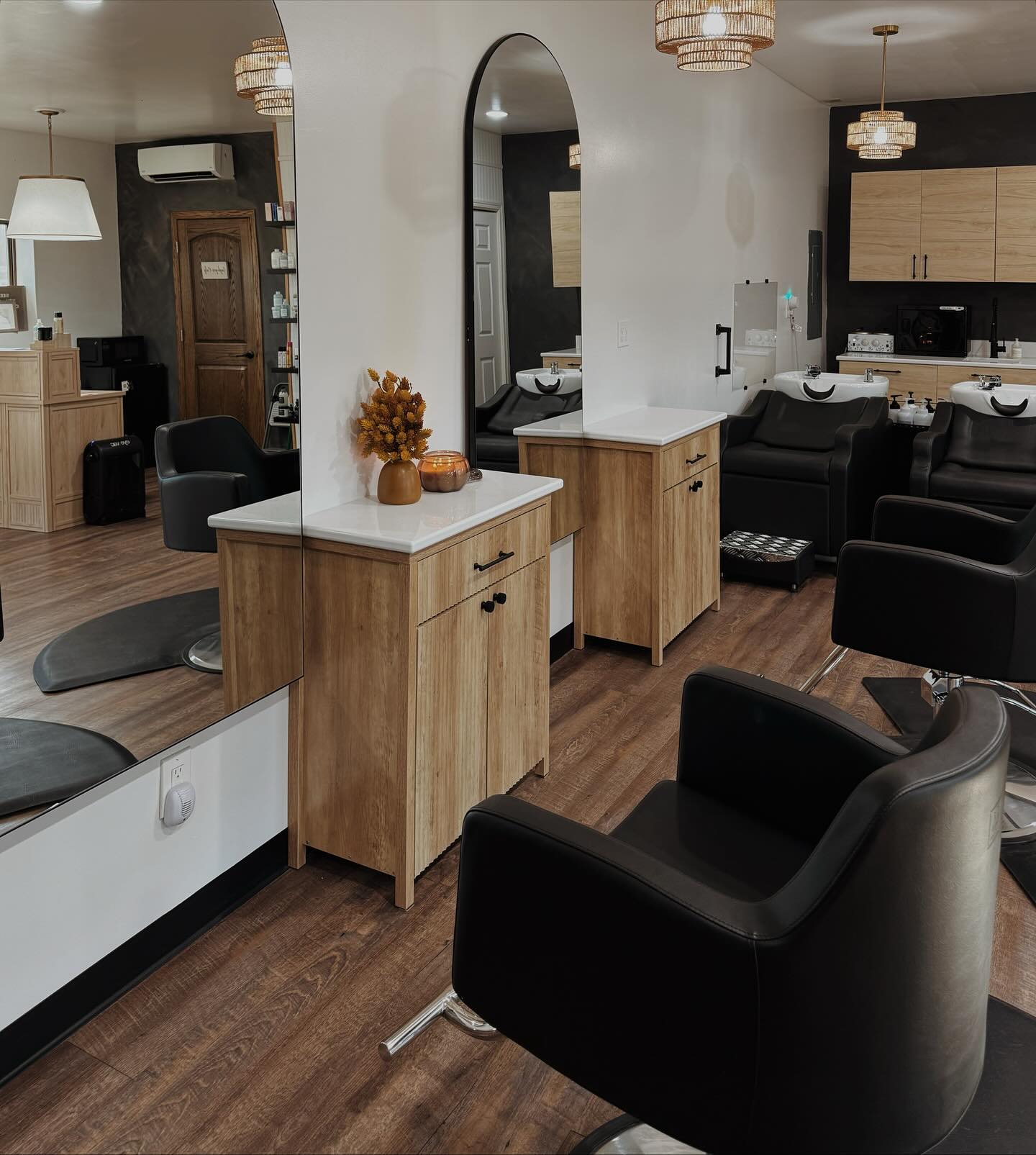 A fresh new look for @breybeautyden💆🏼♀️🤍✂️
This space is a perfect blend of warmth, coziness, and timeless beauty. If you’re in the Minnesota area, make sure you check her out!!
#interiordesign #hairsalon #salondesign #nevadaiowadesigner #minnesota #nevadaiowa #iowa
