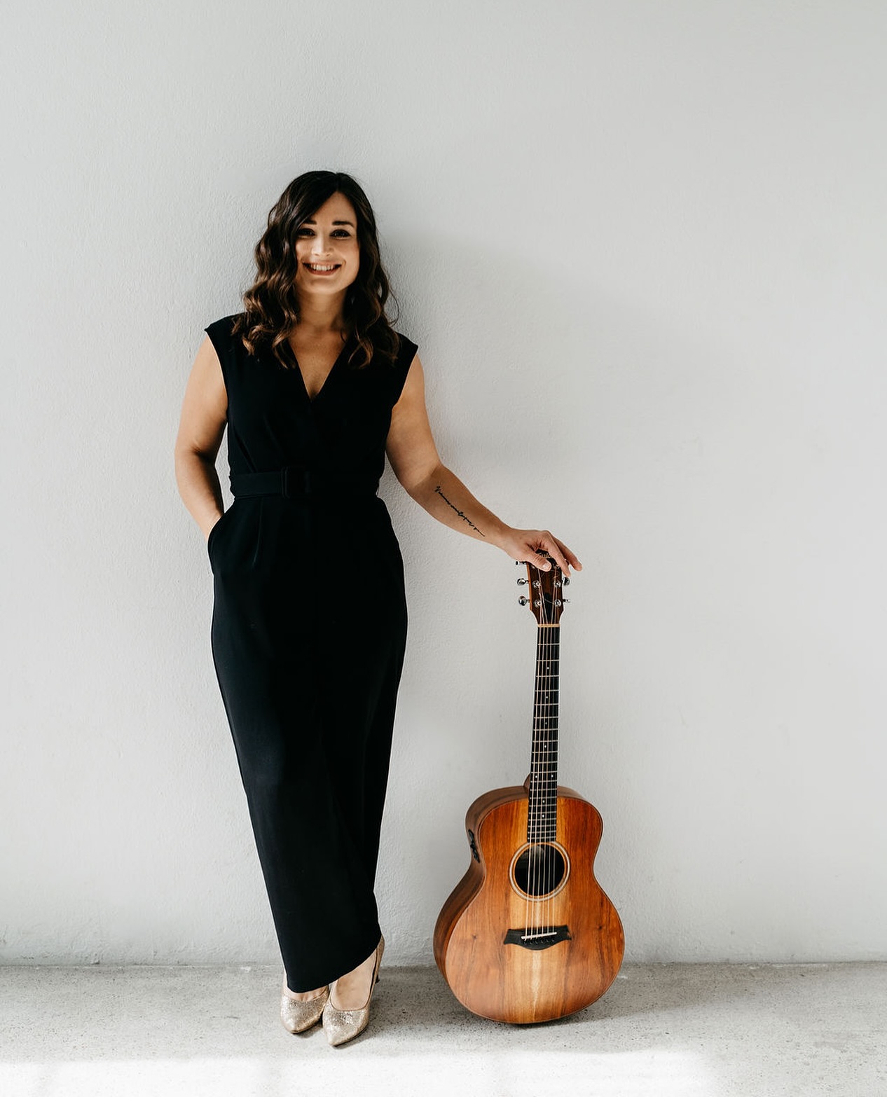 BOOKING-UPDATE 2026 ⬇️
Ich freu mich riesig, dass die Freitage & Samstage nächstes Jahr bereits nahezu ausgebucht sind! 🥳 Vielen Dank für euer Interesse und eure vielen Zusagen in den letzten Wochen & Monaten, hab einige Leute bereits kennengelernt, die mir nächstes Jahr ihre Veranstaltung anvertraut haben - und obwohl ich gerade die Nebensaison-Ruhe genieße, freu ich mich jetzt schon riesig drauf! Für alle, die noch Interesse haben, hier ein kleines Update:
* Aktuell habe ich noch 2 freie Samtage in der Hauptsaison: 25.7.2026 & 19.9.2026. Ihr könnt mich an beiden Tagen noch ganztags buchen, schreibt mir also gerne, wenn ihr Interesse habt.
* Ein paar wenige Freitage sind noch frei, aber auch hier neigt sich meine Kapazität dem Ende zu - am besten einfach kurz bei mir nachfragen, vielleicht ist euer Termin ja noch frei! ☺️
* Ihr könnt mich wie auch die letzten Jahre im Solo, Duo mit Klavier, mit meinem Trio SolidTunes sowie abends mit meinen Flucht8erl buchen. Die Samstage sind exklusiv reserviert für Buchungen ab Duo-Größe, d.h. ich biete hier mit wenigen Ausnahmen keine Solo-Buchungen an.
* Für Taufen oder kleinere Veranstaltungen an Sonntagen oder anderen Wochentagen könnt ihr mich jederzeit anfragen, da hab ich auch spontan oft noch Kapazitäten!
Im Prinzip geht’s 2026 also weiter wie in diesem Jahr, denn es macht mir immer noch unheimlich Spaß, für Menschen zu singen und mit ihnen zu feiern und die Abwechslung, die ich durch meine verschiedenen Formationen hab, macht das ganze einfach nochmal um einiges cooler! 🙌
📸 @___janahofmann
H&M: @henriette_hair_makeup
Location: @studio__courage