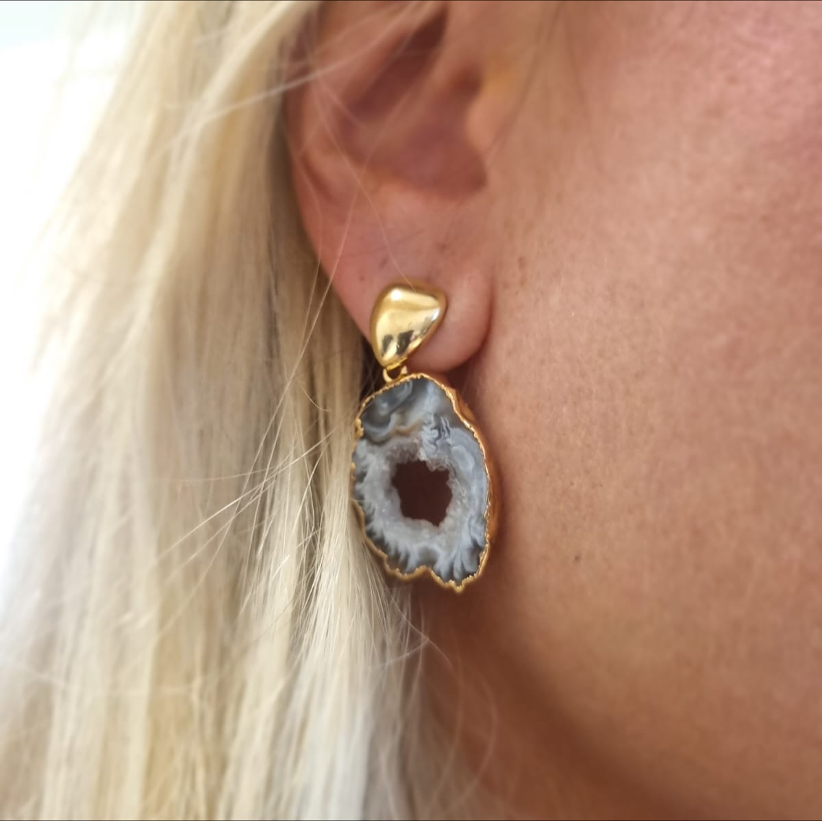 ✨ Brinco em geodo natural com banho dourado — autêntico, elegante e totalmente único, assim como você. 💛
O charme das pedras naturais transforma qualquer look em pura sofisticação!
👉 Peça exclusiva — cada pedra tem seu próprio desenho da natureza.
