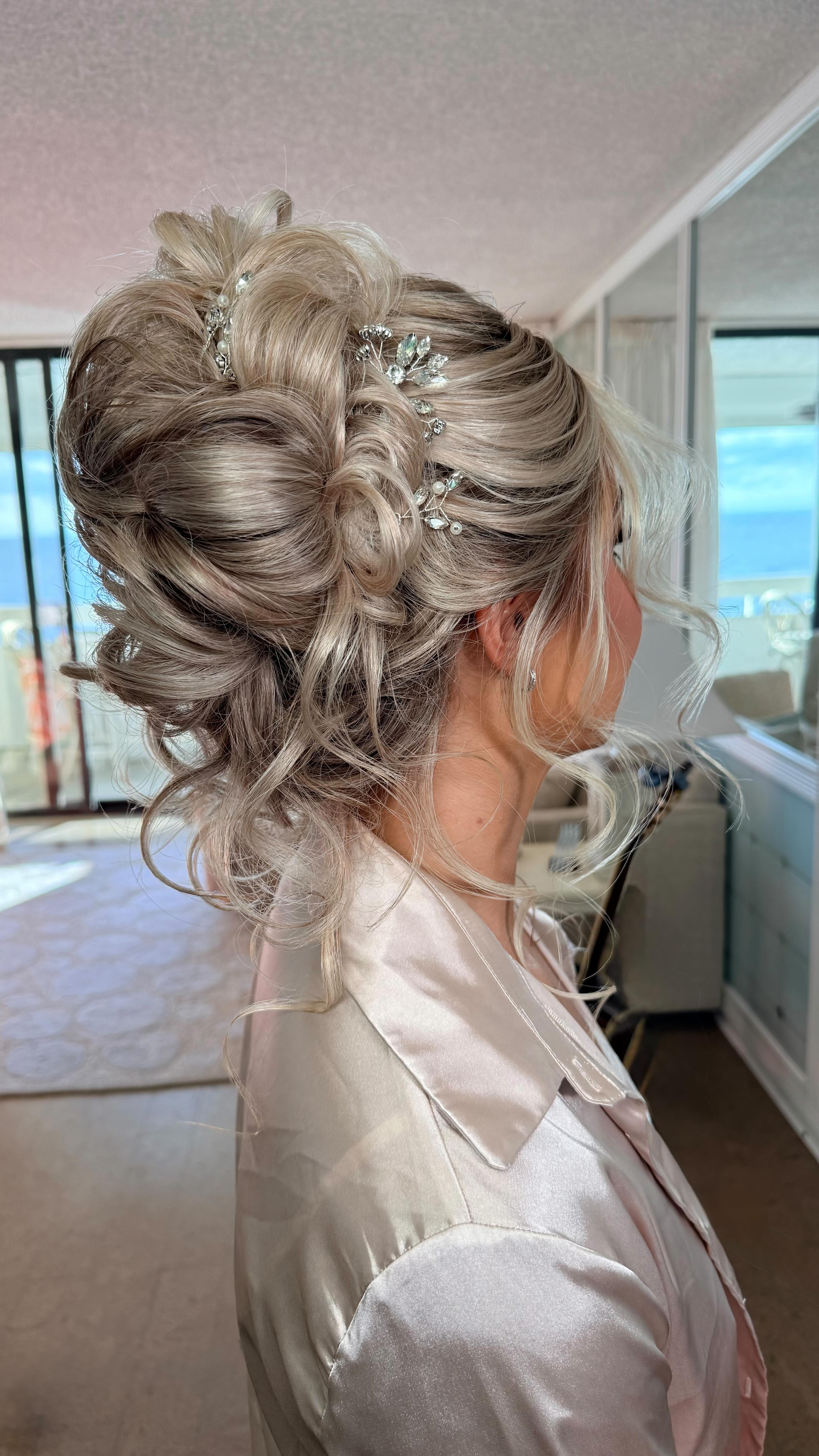 A Dare 2 Dream Bridal Experience is like none otherโฆ I think of every detail to ensure you have an unforgettable day ๐
#bridalglam #glam #mua #tampabridalmua #tampamua #makeupartist #floridamua #floridamakeupartist #makeupartist #dare2dreamsalon #explorepage #bridalexperience #timelessbride #stressfree #florida #tampa