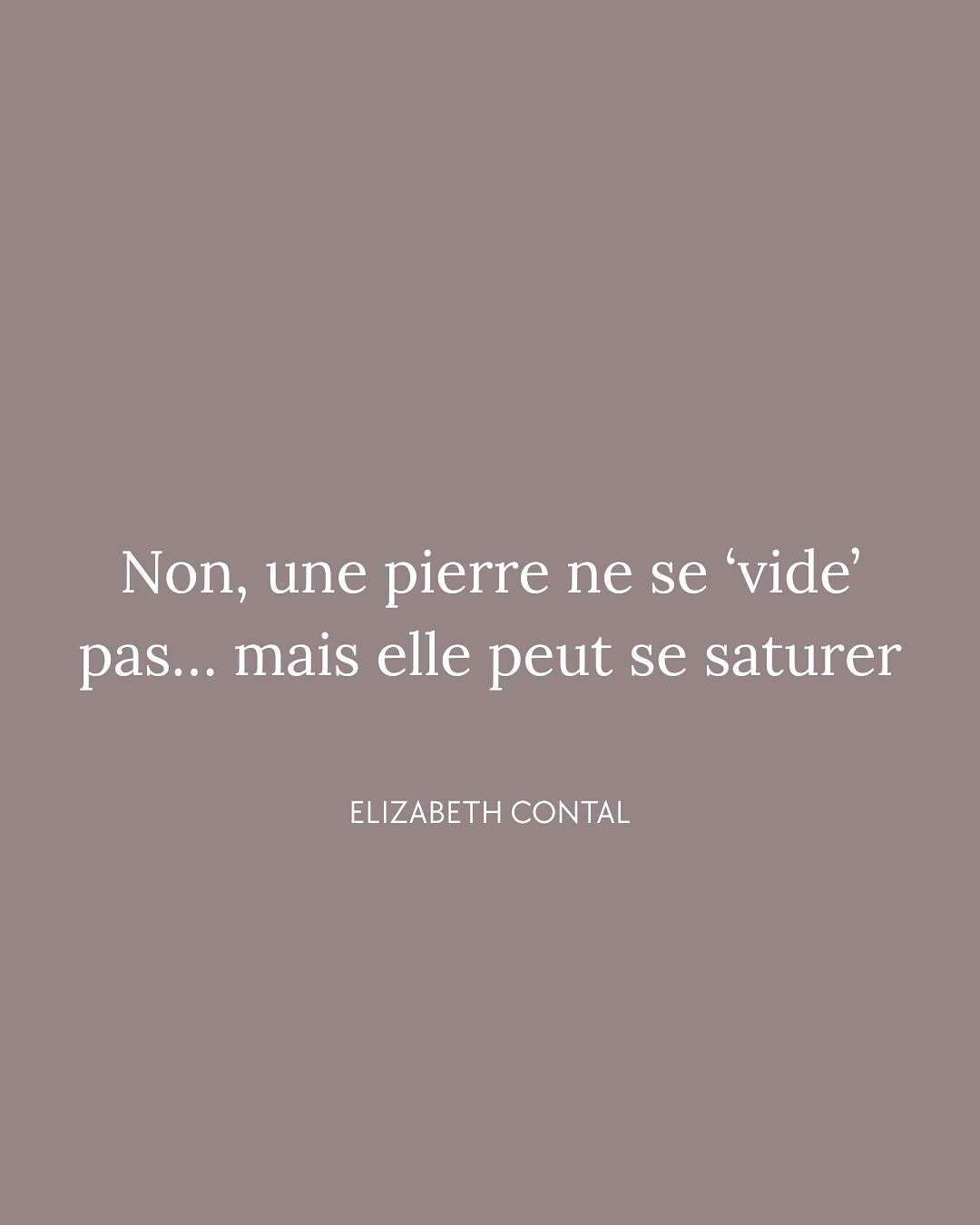 💎 Une pierre ne se “vide” pas… mais elle peut se saturer
Contrairement à ce qu’on entend souvent, une pierre ne perd pas son énergie :
elle absorbe, stocke et parfois se charge de trop de vibrations extérieures.
Quand elle est saturée, elle devient plus terne, moins vibrante, moins “présente” C’est simplement le signe qu’elle a besoin d’un moment de purification et de recharge 🌕
Et comme nous, elle a juste besoin de se libérer pour rayonner à nouveau✨
#lithotherapie #pierresnaturelles #energies #purificationdespierres #soinenergetique #cristaux #bienetreholistique #vibrationspositives #reconnexionasoi
www.elizabethcontal.com