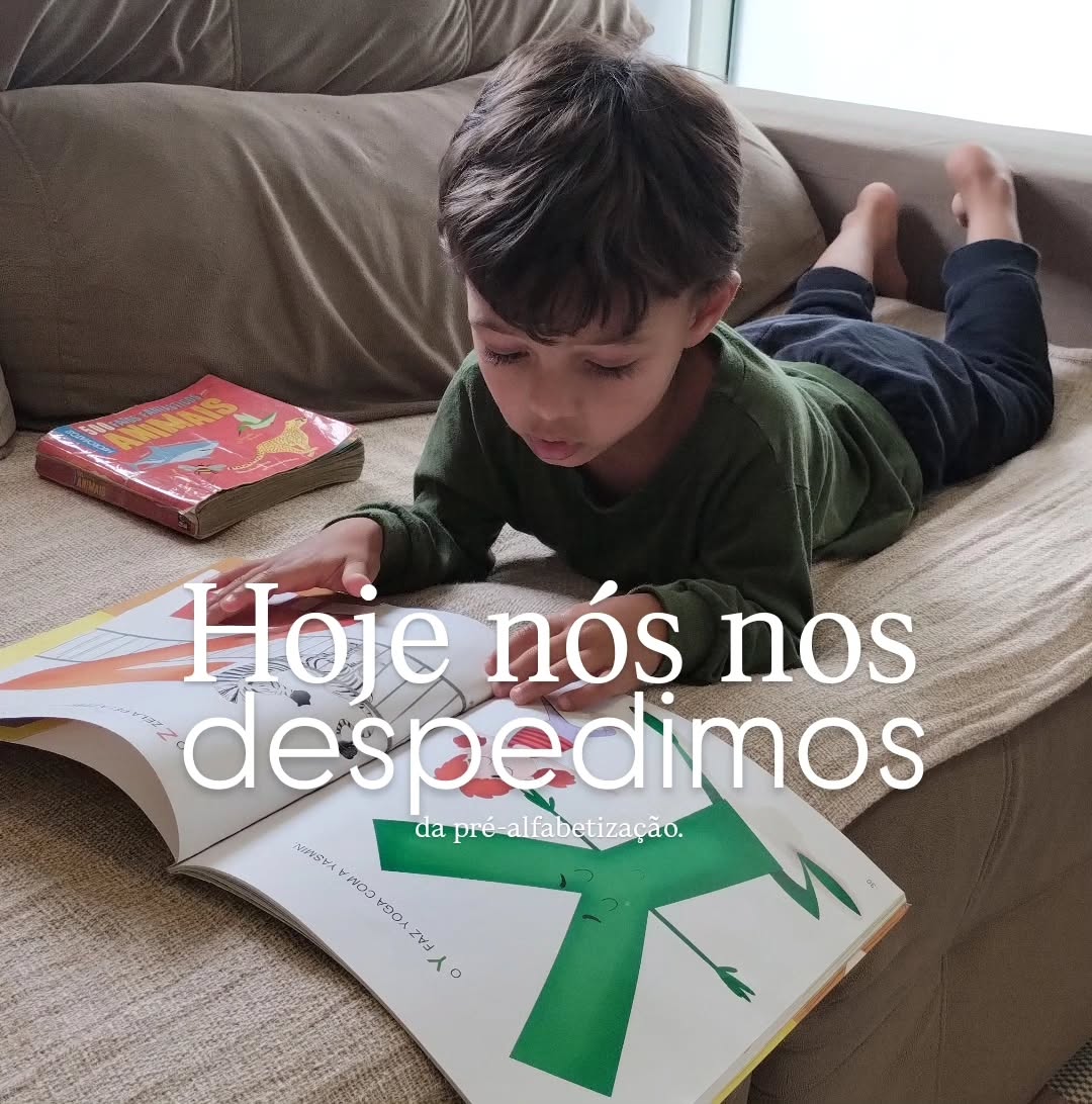 •Hoje nós nos despedimos•
Nos despedimos do guia de pré-alfabetização. Finalizamos essa etapa maravilhosa (ao menos deveria ser) na vida de qualquer criança.
Quando ele terminou de fazer a avaliação pra mensurarmos o quanto do conhecimento havia sido apreendido de fato, eu olhei nos seus olhos - com os meus cheios de lágrimas - e disse, feliz, entre outros elogios a ele, que foi muito bom ensiná-lo a ler.
Sabe, nem sempre eu planejei que ensinaria meus filhos nesse sentido.
Mas quando descobri que eu poderia, que é simples, que teríamos mais tempo juntos, que a memória desse aprendizado seria comigo ao lado eu não tive dúvidas de que era a melhor escolha!
E hoje posso dizer, com o coração grato a Deus por ver mais um filho lendo, que eu não escolheria nada diferente disso!
Te amo, meu leitor 💙