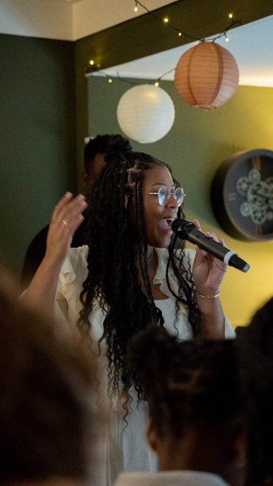 Anderhalve week geleden mocht ik zingen voor mijn familie. Eén van de liederen die ik zong was Lopen op het water. 🌊
Hoe vaak staan we niet in situaties waarin we alles moeten loslaten en alleen nog kunnen vertrouwen op God, terwijl de golven hoger lijken te slaan dan we aankunnen?
Maar zolang we onze blik op Hem gericht houden,
schenkt Hij ons de rust waar ons hart zo naar verlangt.
Die rust is er ook voor jou.
Ik bid dat je haar mag ontvangen, precies op het moment dat je dit leest.
Amen. 💛
#geloof #lopenophetwater #vertrouwen #rustinhem #salomé #muziekmeteenboodschap #destilte #jesusispeace