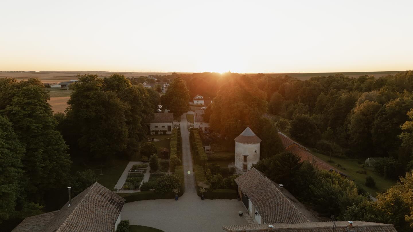 Le reste peut bien attendre.
Un mariage, c’est la vie en accéléré.
Du tumulte, des rires, et puis le calme.
C’est du rush, des imprévus, des plans B qui deviennent le plan A.
Et puis il y a ce moment.
Celui où le soleil te dit :
« T’as fait ta part, repose-toi. »
Le reste peut bien attendre.
Fin de journée au Domaine.
Le calme après la tempête : la plus belle récompense.
📸 @claramartignyphotographie
.
.
.
.
#vaugencyfamily #slowwedding #domaindevaugency #goldenhourvibes #wildcookvaugency #weddingfrance #backstagedemariage #slowlife #mariagechampagne #momentssinceres #vraievie #weddingbehindthescenes #naturewedding #instawedding