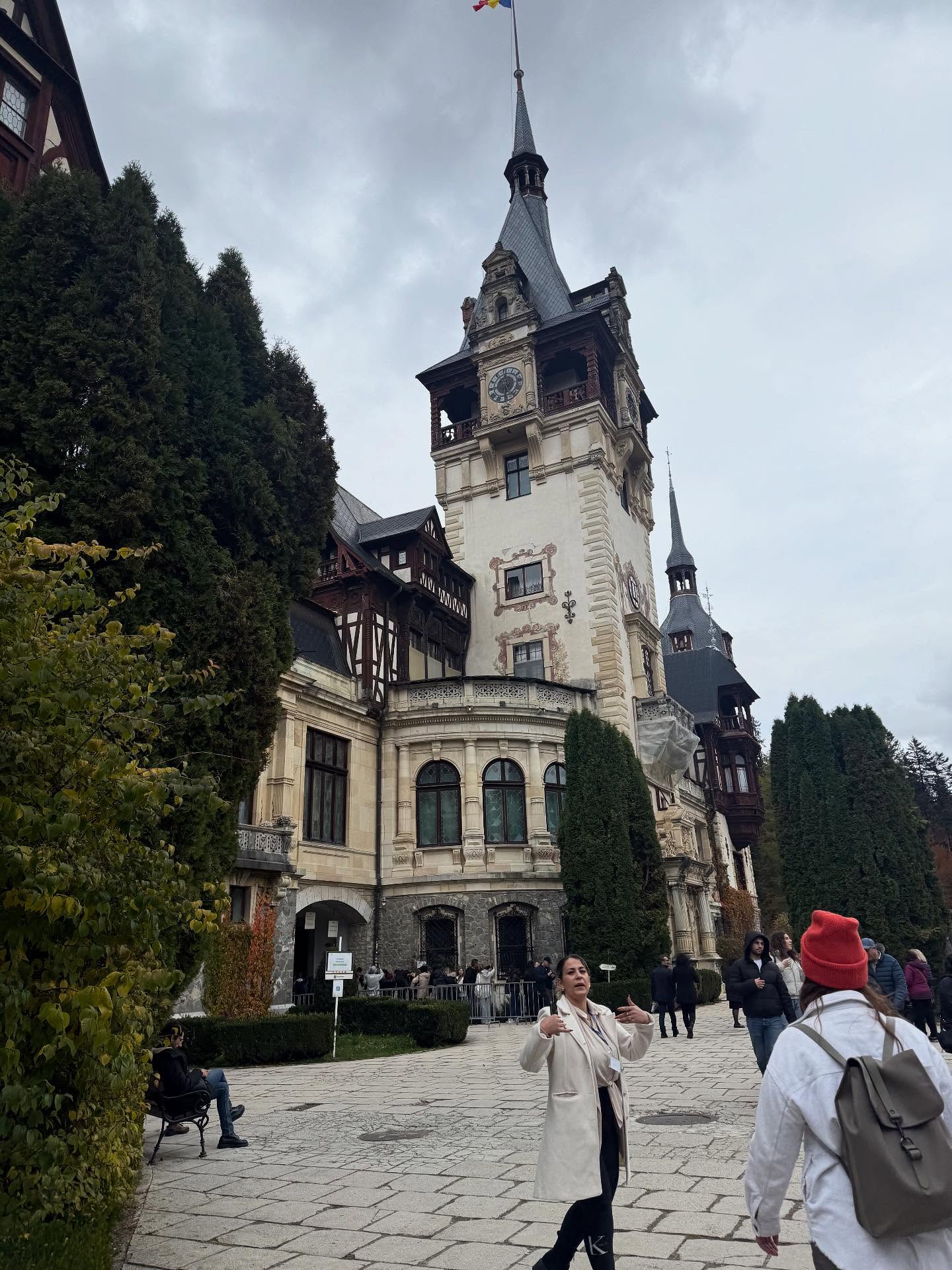 Three castles in one day ! Last one was bran’s castle, mythological home of Dracula; who knew that it would have such a long line this close to Halloween ? 😆