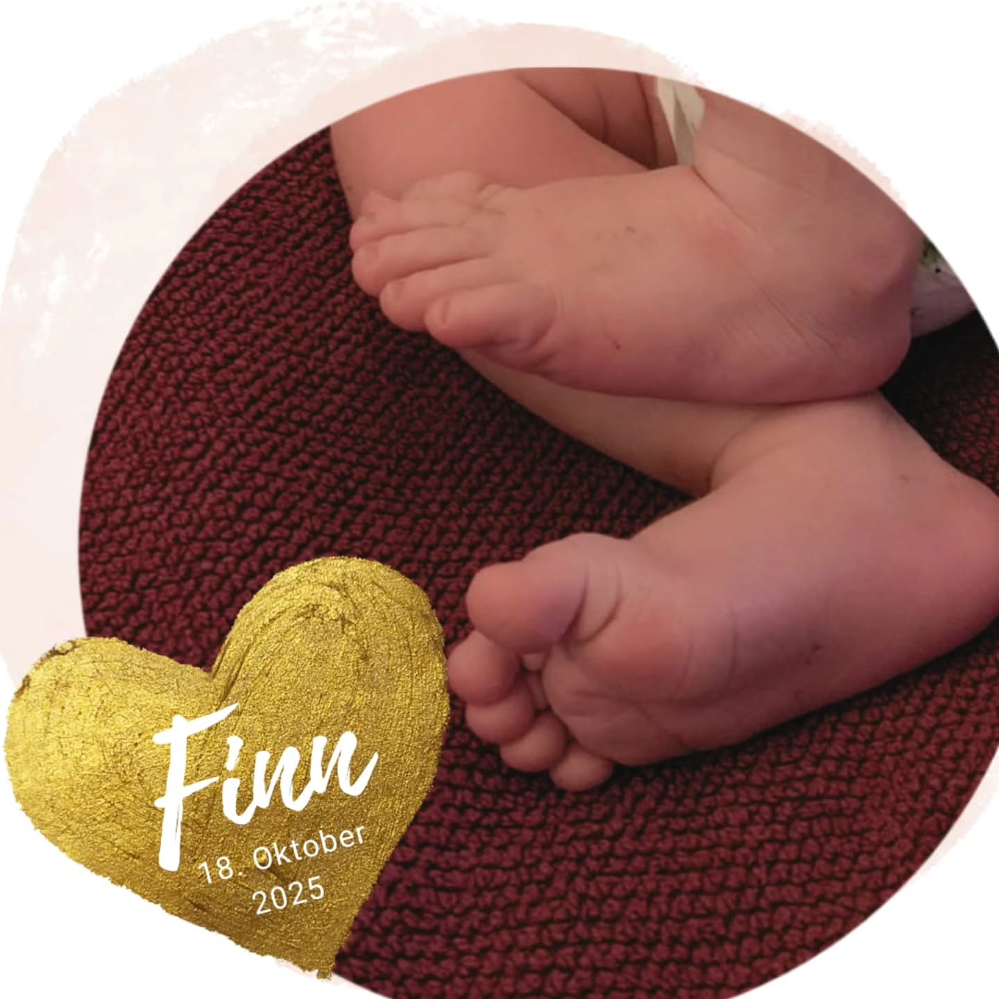 Lieber Finn,
danke dass du uns die Möglichkeit gegeben hast, dich gerade noch rechtzeitig bei uns begrüßen zu dürfen. Du hattest es besonders eilig, da waren wir alle überrascht. Denn nur wenige Minuten vorher bei der Ankunft deiner Eltern im Geburtshaus, haben wir noch nicht so schnell mit dir gerecht. Und plötzlich durften deine Eltern dich schon in den Armen hatlten und bewundern.
Ganz bis ins Wasser hat es dann von der Zeit nicht mehr gereicht und so durftest du auf deine ganz eigene Weise direkt neben der Badewanne wunderbar geboren werden.
Danke für dieses Erlebnis ✨️🤩
Wir wünschen dir und deiner Familie alles Gute und danken deinen Eltern für ihr Vertrauen!!
#geburtshaus #außerklinischegeburt #hebamme #familie #löhne #wunder #60