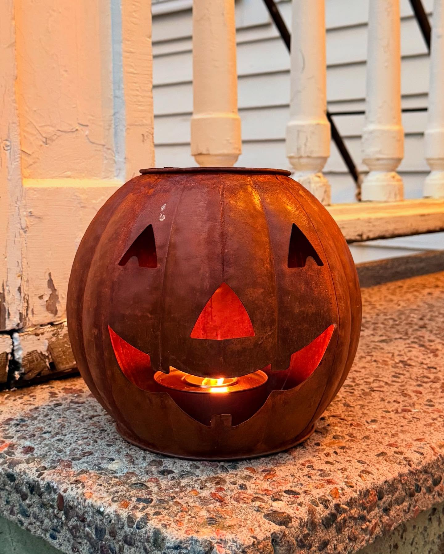 HAPPY HALLOWEEN 🎃
Vi har fått sååå mycket leveranser på sistone och packar upp i den takt vi hinner. Stora och små, coola och diskreta, svarta och färggranna—bågfrossa deluxe! 🤩
Allhelgonadagen, lördag 1/11, är dock Villan stängd och öppnar igen för alla er spontanare måndag 3/11. Ta hand om er och varandra, tänd ljus och minns dom som fattas oss 🧡🧡🧡