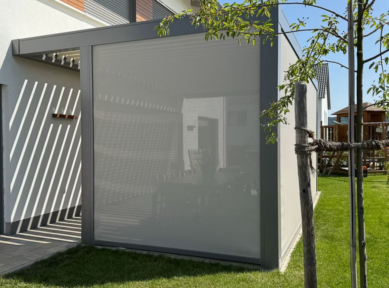 𝗪𝗼 𝗔𝗿𝗰𝗵𝗶𝘁𝗲𝗸𝘁𝘂𝗿 𝗮𝘂𝗳 𝗙𝗿𝗲𝗶𝗵𝗲𝗶𝘁 𝘁𝗿𝗶𝗳𝗳𝘁
Mehr Zeit draußen – unabhängig vom Wetter.
Für diese junge Familie in Neumarkt in der Oberpfalz wurde die Terrasse zum neuen Lieblingsort. ☀️☀️☀️
Die Pergola Opera von @praticofficial schafft einen geschützten Outdoor-Raum, der das ganze Jahr nutzbar ist:
✔ Verstellbare Lamellen für perfektes Licht
✔ Regendichtes Dach auf Knopfdruck
✔ Integrierbare LED-Beleuchtung
& Screens für Privatsphäre
✔ Hochwertiges Design – Made in Italy
➡️ Outdoor-Living neu gedacht.
➡️ Lebensqualität, die man spürt.
💌 Du möchtest deine Terrasse ebenfalls upgraden?
Schreib uns „OPERA“ für Infos & ein individuelles Angebot.
#PergolaOpera #OutdoorLiving #Pergola #Lamellendach #Pratic #OutdoorLifestyle #Terrassenüberdachung #DesignerPergola #Neumarkt #NeumarktOberpfalz #Bayern #Architektur #ModernesWohnen #Terrassengestaltung #Gartenliebe #OutdoorDesign #LamellendachPergola #HausundGarten #Terrasse #JetztPlanen #TraumTerrasse #wünscheneuchvielfreude