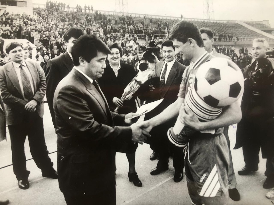 Жеңістің 30 жылдығы: «Елімайдың» Қазақстан Кубогындағы жеңісі — 1995 жыл
1995 жылғы 7 қарашада Алматының Орталық стадионында футболдан Қазақстан Республикасының Кубогының төртінші мәрте өткен финалдық ойыны өтті.
Семейдің кәсіпқой футбол клубы «Елімай» бұл кездесуде жеңіске жетіп, Шымкенттің СКИФ «Ордабасы» командасын 1:0 есебімен ұтты. Шешуші голды ойынның аяқталуына үш минут қалғанда команда сапындағы маусым-95 үздік сұрмергені Андрей Мирошниченко соқты. Кейін ол Қазақстанның 1995 жылғы ең үздік ойыншысы атанды.
Кубокқа дейінгі жолда «Елімай» келесі қарсыластарды жеңді:
1/8 финалда – «Қайнар» (Талдықорған): 2:2 және 4:0
1/4 финалда – «Жігер» (Шымкент): 3:0 және 1:1
Жартылай финалда чемпионаттағы басты қарсылас «Таразбен» ойын өте тартысты өтті. Таразда алаң иелері 2:1 есебімен жеңді, ал Семейдегі қарымта ойында Мирошниченконың айып добынан соққан жалғыз добы «Елімайға» 1:0 есебімен жеңіс әкелді. Сырт алаңда соғылған голдың артықшылығы семейліктерді финалға шығарды.
Финалдық ойынға Семейден облыс әкімі Ғалымжан Жақияновтың басшылығымен арнайы чартерлік ұшақпен жанкүйерлер тобы келді. Жерлестердің қолдауы шешуші рөл атқарды.
«Елімай» финалда келесі құрамда ойнады:
Вадим Егошкин, Сергей Суродеев, Сергей Пасько (капитан), Борис Глушков, Андрей Орлов, Анатолий Поведенок (Қайрат Аубакиров, 75), Сергей Климов, Сергей Вишняков (Константин Фриденталь, 46), Данияр Мұқанов (Вахид Масудов, 46), Олег Литвиненко (Данияр Мұқанов, 80), Андрей Мирошниченко.
Қосалқы құрамдағы ойыншылар: Альберт Ильясов, Виталий Кафанов (қақпашы), Сергей Обрядов, Андрей Пинчуков.
Команданы Юрий Коньков, Андрей Никитенко және ойнаушы бапкер Вахид Масудов жаттықтырды.
Финалдық кездесуге командамен бірге болғандар:
Нұрлан Ұранхаев – «Елімай» президенті;
Сергей Горлов, Владислав Плескачёв, Асылхан Шалтынов – вице-президенттер;
Тимур Қамашев – баспасөз хатшысы.
Суретте: Қазақстан Республикасының Премьер-Министрі Әкежан Қажыгелдин Кубокты команда капитаны Сергей Паськоға табыстауда.
Суретті түсірген – В. Павлунин.
Материал С. Сарсековтың мұрағатынан.