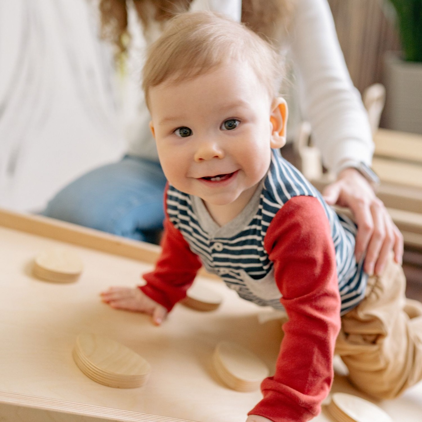 Neue Kurse in Ludwigsfelde und Königs Wusterhausen - das Konzept ist alt, der Name neu! Meine Kurse waren schon immer sehr PIKLER-inspiriert - nun soll es auch so nach außen transportiert werden: In einer Welt voller Spielideen und Förderangebote dürfen wir manchmal einfach… innehalten.
In meinen Kursen nach Emmi Pikler geht es nicht darum, was dein Baby schon kann, sondern darum, wie es wachsen darf – in Ruhe, im eigenen Tempo, begleitet von Vertrauen und Beziehung.
Du beobachtest, begleitest, bist einfach da.
Dein Baby entdeckt, forscht, findet seinen Weg – Schritt für Schritt.
Im neuen Blogartikel erfährst du,
* was Pikler-Kurse ausmacht,
* worin sie sich von Fabel oder PEKiP unterscheiden,
* und warum diese Zeit auch für dich als Mama oder Papa so wertvoll ist.
Lies den Beitrag auf meinem Blog: www.danielaschramm.de/blog
oder klick einfach auf den Link in meiner Bio. 💫
#Elternsein #PiklerPädagogik #AchtsamWachsen #Babygruppe #ElternBabyKurs #Bindungsorientiert #FreieBewegung #PiklerRaum #ElternBegleitung #DanielaSchramm #Potsdam #TeltowFläming #ElternzeitMitSinn #Babyzeit #PiklerInspiriert #NatürlichElternsein #AchtsameElternschaft