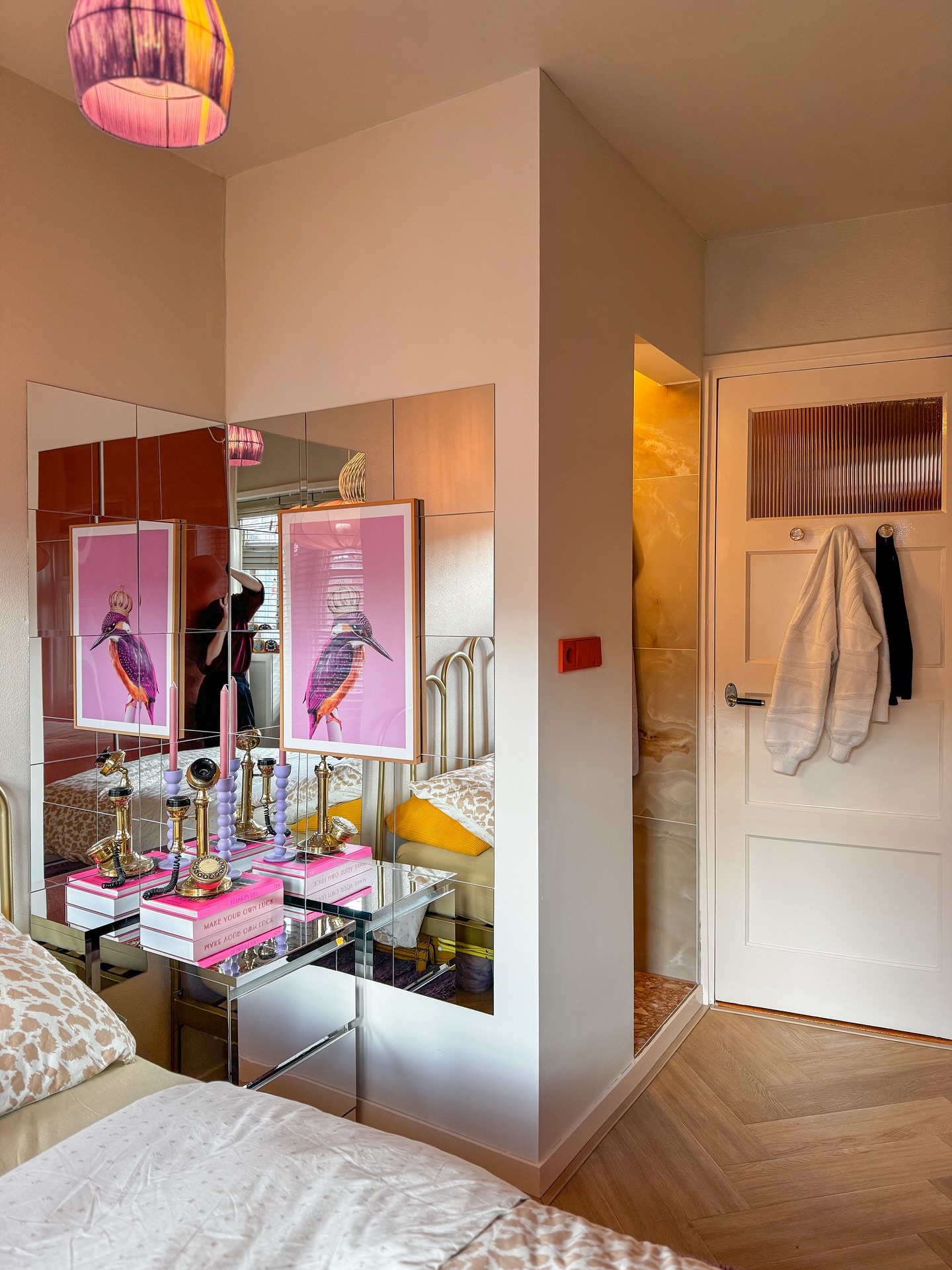 Eindelijk is het af! Normaal laat ik dit soort laatste klusjes nooit lang liggen, maar het was zo druk op m’n werk dat ik er maar niet aan toe kwam. Dus heb ik me afgelopen zondag opgesloten in huis en alle puntjes op de ‘i’ gezet!👩🔧 De badkamer en wc hebben nu een likje verf en lampen. En mijn slaapkamer heeft eindelijk de leuke spiegelwand weer terug!😍
En heb ik dan rust? Neeeeee joh! Ik zit alweer na te denken over eventuele volgende projecten😇