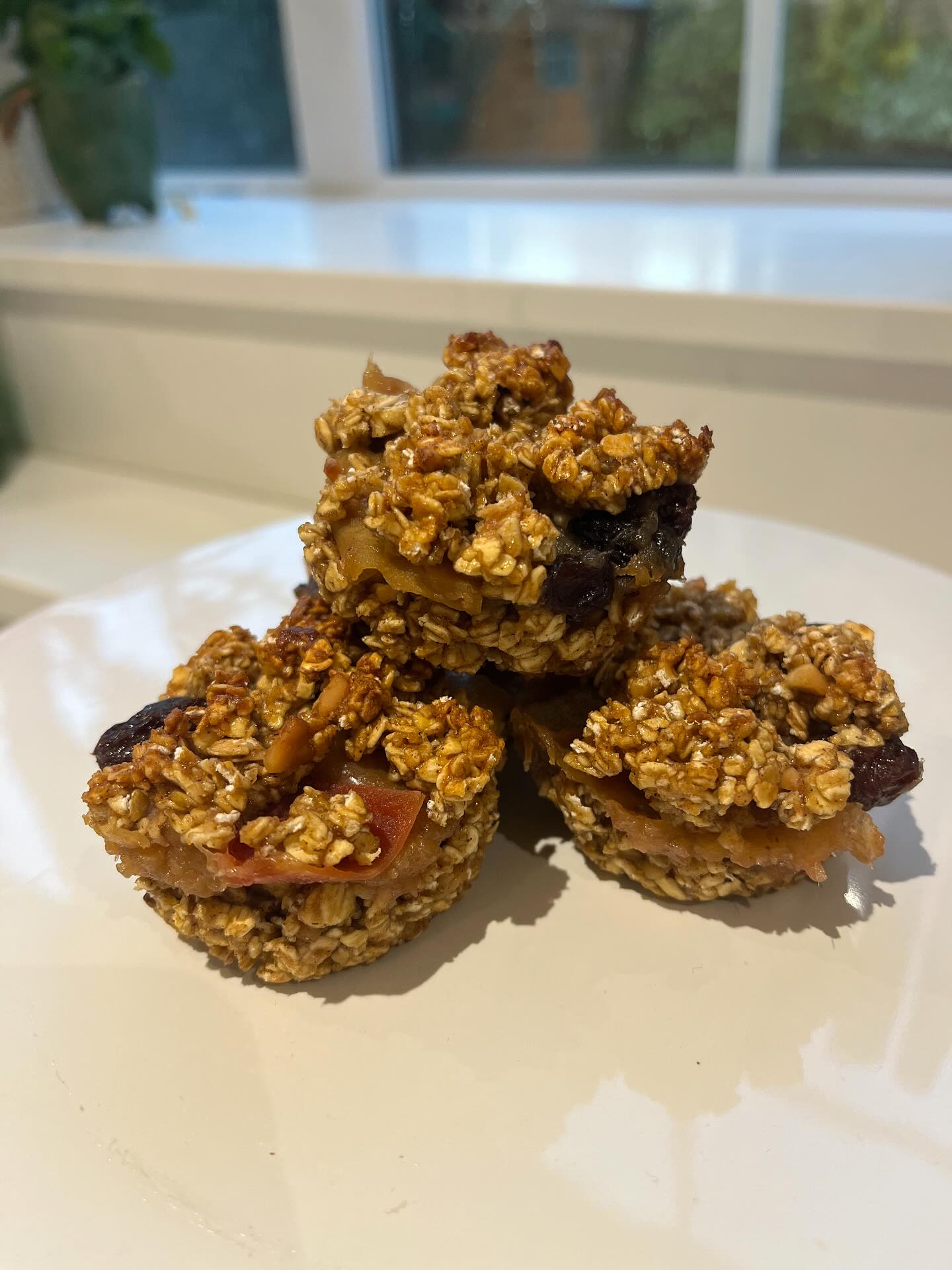 🍎 Apple crumble bites 🍎
Ingredients
250g oats
30g flour
2 eggs
120g crunchy peanut butter
80g honey
Pinch of salt
2 tsp cinnamon
For the apples
3 medium apples- diced
Handful of raisins
25g light brown sugar
Method
Preheat the oven to 180, line a bun tray with cases.
Combine eggs, peanut butter and honey. Add in the oats, flour, salt and cinnamon to form a doughy texture. Use 2/3 of this to press bases in the bun cases.
Steam the apples and raisins in the sugar until soft. Layer over the bases. Crumble the remaining 1/3 of the mixture over the top.
Cook for 20 mins, or until golden brown.
Serves 12.
8g protein, 4g fibre per portion.
Perfect as a snack or part of
Warm wishes, Dr Grace ✨
#breakfastrecipe #GuiltFreeTreats #NutritiousAndDelicious #HealthySnacks #LowSugarRecipes #PlantBasedSnacks