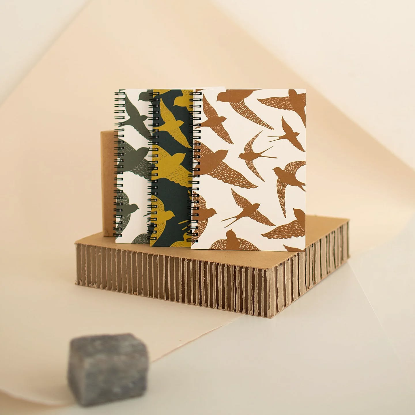 Kaki, doré ou bronze pour notre carnets hirondelles ! Ces carnets sont serigraphiés et façonnés dans notre atelier lyonnais !
Avec @elisejourdanphotographe !
.
.
.
#poussieredesrues #serigraphie #screenprinting #papererie #lyon