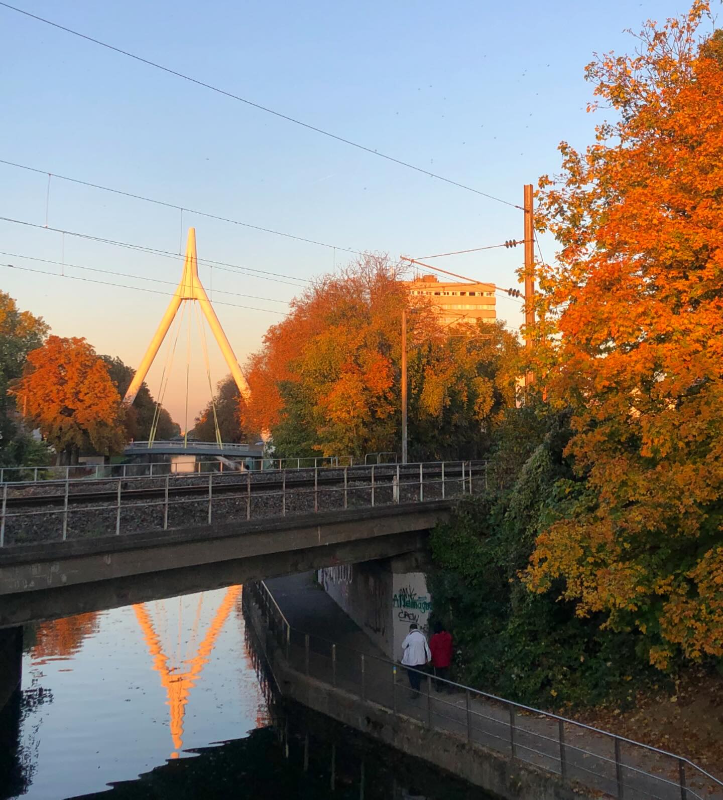 pour fêter ce beau temps auquel on a eu droit cette semaine, je vous partage un cliché pris lors d’une de mes premières automnes à Mulhouse 😍🍁
⏰🔙 photo prise le 14 octobre, 2021 🤩
.
.
.
#mulhouse #automne #visitmulhouse #jaimemulhouse #mulhouseville #alsace #tourismealsace #igersalsace #alsacefrance #fall #couleursdautomne #fallphotos #landscape #paysage #reflet #fonderiemulhouse #uneboucheeaday