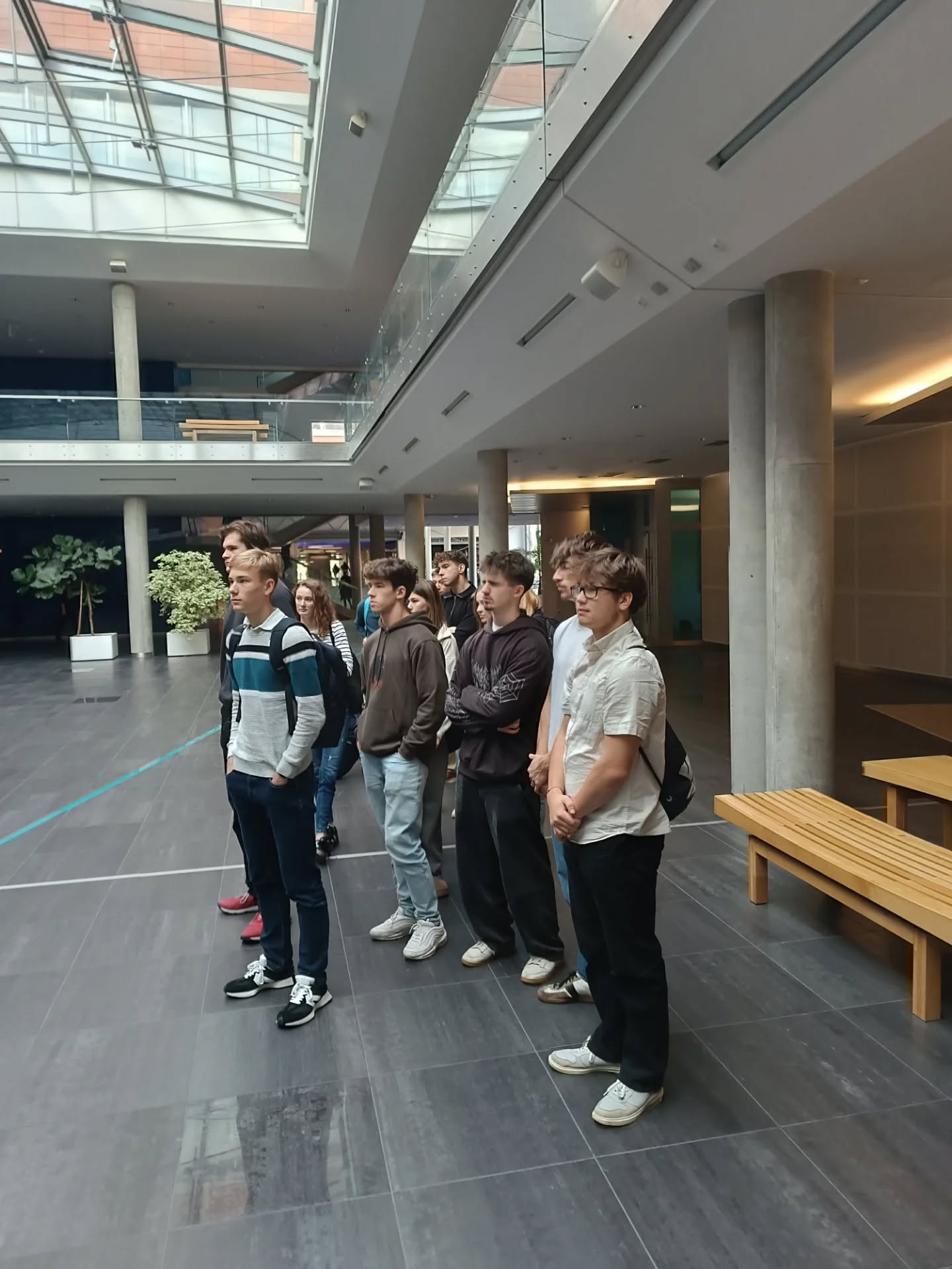 Studenti semináře ekonomie se dnes zúčastnili VŠExpedice. Prohlédli si školu, vyslechli přednášku a prošli soutěžní hrou, ve které v konkurenci obstáli nejlépe, jak mohli: první tři místa obsadily týmy z Gybonu!! 👏😮😊
