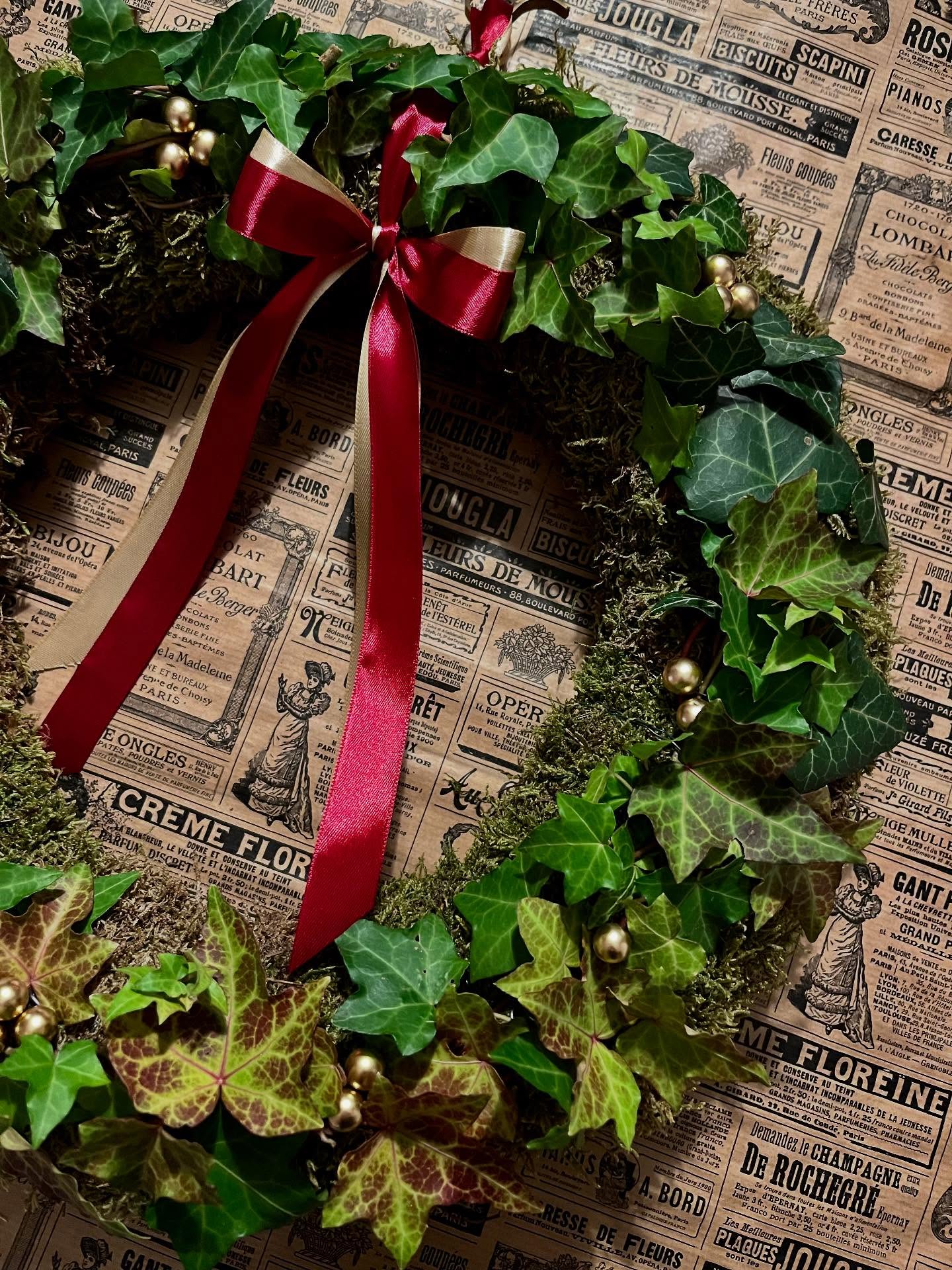 Igår band jag en dörrkrans med lite julkänsla och köpte även årets första julklapp. Det var lite mysigt…✨😍✨
Vill du beställa en krans så hör av dig med dina önskemål här eller på 076-2260614. Det är alltid bra med lite framförhållning då de tar ganska lång tid att binda. ♥️
#krans #kransbindning #autumn