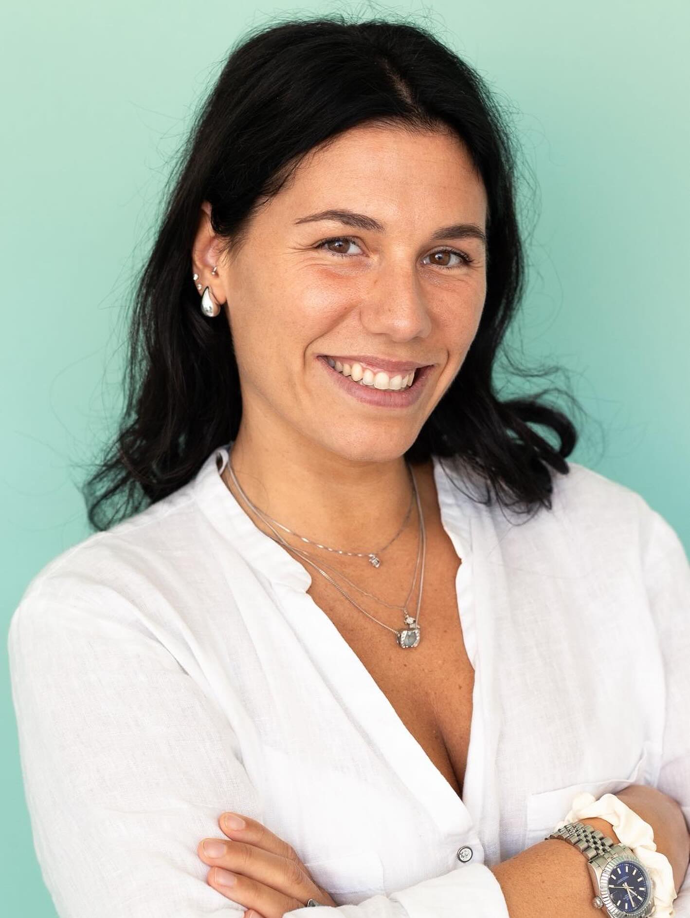 Ci presentiamo…
✨Chiara Gualandri✨
Osteopata (con specializzazione su bambini e mondo donna) e massoterapista. Mi occupo del trattamento manuale di disfunzioni e disturbi legati al sistema muscolo-scheletrico e non solo. Lavoro quotidianamente con persone che soffrono di dolori cervicali, lombari, tensioni muscolari, mal di testa, bruxismo, alterazioni legate al ciclo mestruale o al pre e post-parto, fino a problematiche legate a traumi, stress o cattive posture. Tratto adulti, bambini e donne in tutte le fasi della loro vita, con un’attenzione particolare al movimento, alla funzionalità e al miglioramento della qualità della vita.