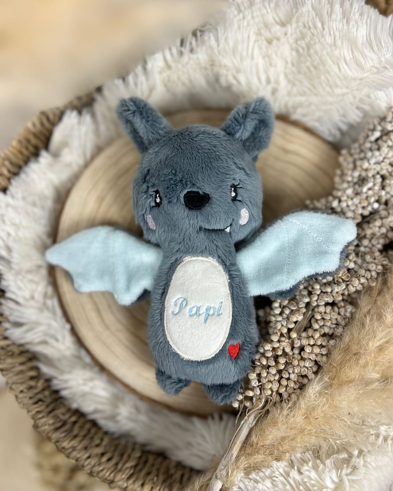 Gute Nacht mit der kleinen Fledermaus
Es war einmal eine kleine Fledermaus 🦇, so weich wie eine Wolke und so mutig wie ein Herz aus Liebe.
Tagsüber schläft sie gemütlich eingerollt in ihrem Körbchen,
doch wenn der Mond aufgeht, flattert sie leise zu den Träumen der Menschen.
Heute fliegt sie zu dir, um zu flüstern:
„Ich passe auf dich auf, kleiner Schatz. Schließ die Augen, träum was Schönes – ich bin da.“
Jede Naht, jeder Stich erzählt ein Stück Liebe – handgemacht, damit niemand alleine einschlafen muss.
Gute Nacht, kleine Welt.
Deine Art.K-Design Fledermaus
Hol dir deine Flausche Fledermaus und lass dich verzaubern!
Shop: artk-design.com
Stickdatei @marleenas_sternenstickerei
#kuscheltierliebe #stofftier #handmade #plushie #kuschelfreund #geschenkidee #fledermausliebe #plüschfigur #cuteplush #geschenkmitliebe #sweetbat #kuschelig #geschenkefürkinder #handmadewithlove #plushielover #cutenessoverload