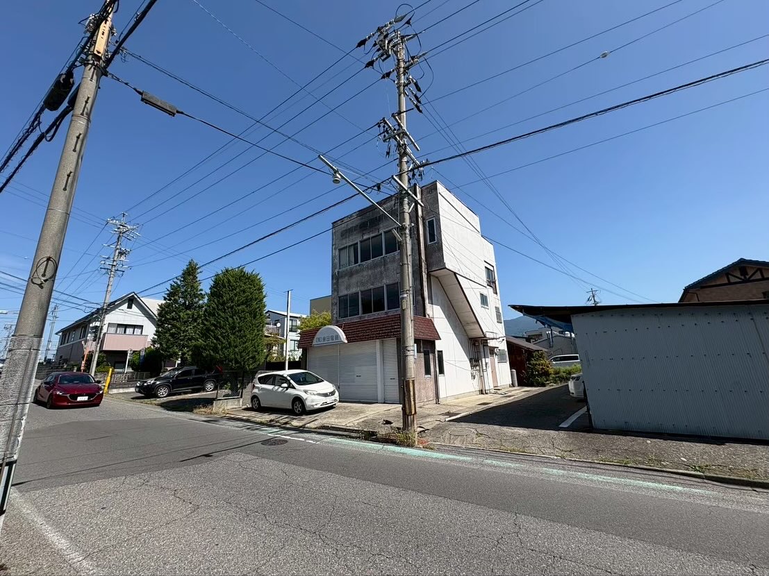 10月初旬から着工したK様邸、今回は道路拡幅工事に伴い解体となりました。
今回の解体では道路側からではなく、駐車場をお借りして
造成工事でスロープを作り解体を行いました。
無事に事故・トラブル等なく完工ができました。
近隣の皆様には
多大なるご協力を賜り感謝しかございません🙇
誠に、ありがとうございました🙇
道路の拡幅工事・老朽化・建替えで解体工事を
お考えの方がいらっしゃいましたら
お気軽にご相談ください♪
安心・安全・丁寧に解体工事をさせていただきます。
K様この度は誠にありがとうございました。
本日もご安全に!!
#長野県松本市
#安曇野市
#大町市
#塩尻市
#総合解体工事業
#解体工事
#松本市解体
#松本市解体屋
#お見積もり無料
#お気軽にご相談ください
#まごころこめて
#解体いたします