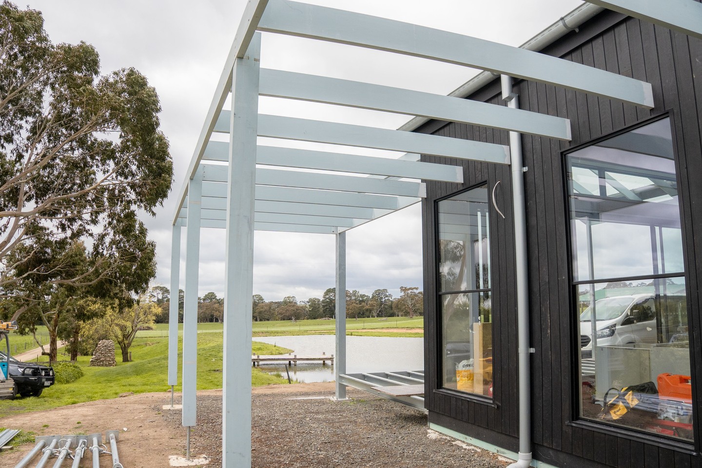 At Newham, the pergola structure is nearing completion, extending the living space out toward the dam. Once finished, it’ll make the perfect transition between house and landscape.
.
.
.
.
.
.
.
#buildtrend #buildtrendhomes #masterbuilder #sustainablebuilding #victorianbuilder #macedonranges #macedonrangesbuilder #australianarchitecture #architecturevictoria #newham #pergola #siteprogress