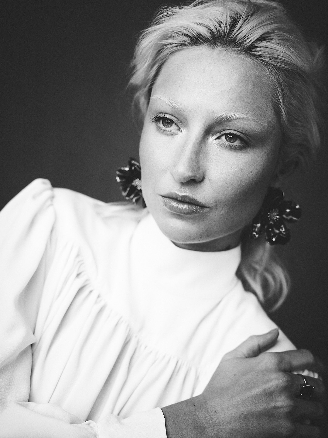 Gleiches Weekend, gleiche Vibes – nur der Look ist neu 🙂 Welches Setting gefällt euch besser?
@felixrachor @foto_zumstein @portfolio_annabellb @ninatatavitto_makeup