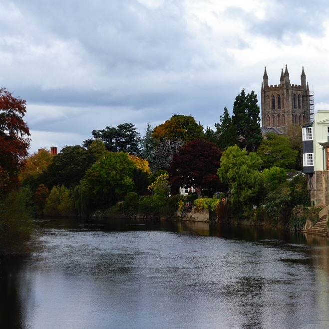 Just a few autumn colours down the Wye in Hereford. It's looking beautiful as you cross the river. #autumn #autumnvibes #herefordcathedral #cathedral #hereford #cityofhereford #riverwye #wyevalley #wye