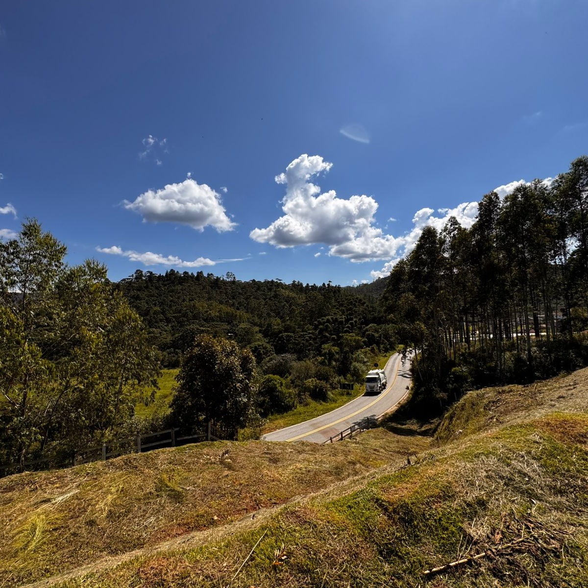 MAGNÍFICA CHÁCARA DE 3.000M² EM DELFIM MOREIRA/MG
Oportunidade Única na Serra da Mantiqueira!
Magnífica Chácara de 3.000m² em Delfim Moreira/MG, com Alto Padrão de Infraestrutura e Localização Privilegiada.
Desfrute de uma vista panorâmica espetacular em um terreno na beira da rodovia, com acesso totalmente asfaltado e facilidade incomparável. A propriedade oferece um acesso interno particular calçado (serviço e social), garantindo privacidade e comodidade.
Já conta com platô pronto para construção, água de mina natural e energia elétrica instalada. Totalmente cercada com cerca de régua de alto padrão e ampla área gramada. O refúgio perfeito, com a tranquilidade da natureza e o melhor acesso do Sul de Minas.
R$120.000,00