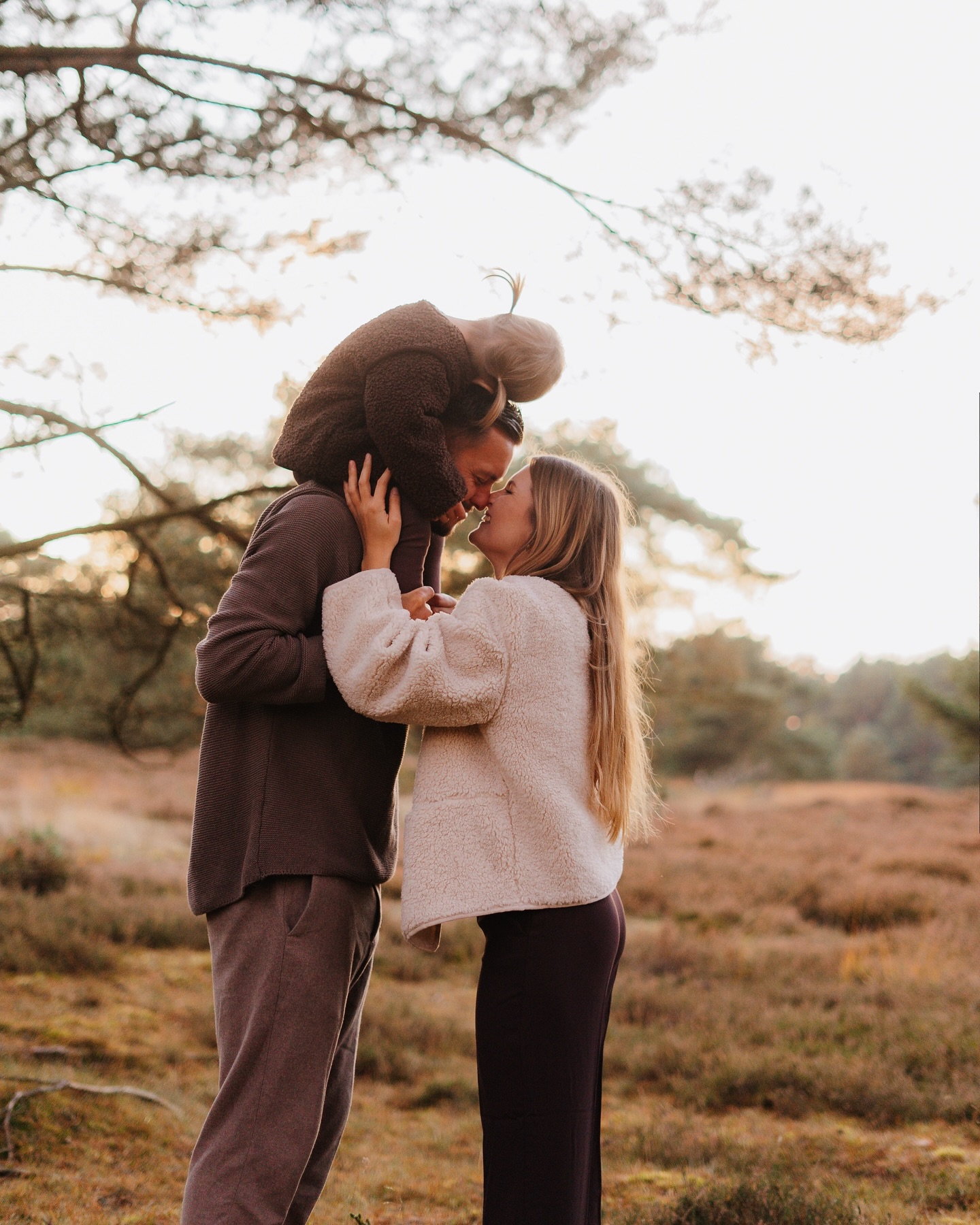 Familie ist alles 💛
Bei mir bekommt ihr nicht nur Erinnerungen fürs Leben, sondern Qualitytime mit der Familie und lautes Lachen ✨🤭
Ihr dürft, Quatsch machen, klettern, fangen spielen, die Natur entdecken und kuscheln 🫶
Schreibt mir gern für euer Familienshooting, im Kreis Bad Segeberg, Reinfeld, Bad Oldesloe und co. ✨💌
#familienfotos #badsegeberg #vomlichtgeküsst #reinfeld #fotografinsh #familytime❤️ #familienmoment #autuum #herbstshooting
FOTOSHOOTING
FAMILIENSHOOTING
SPASS
BAD SEGEBERG
www.vom-Licht-gekuesst.de