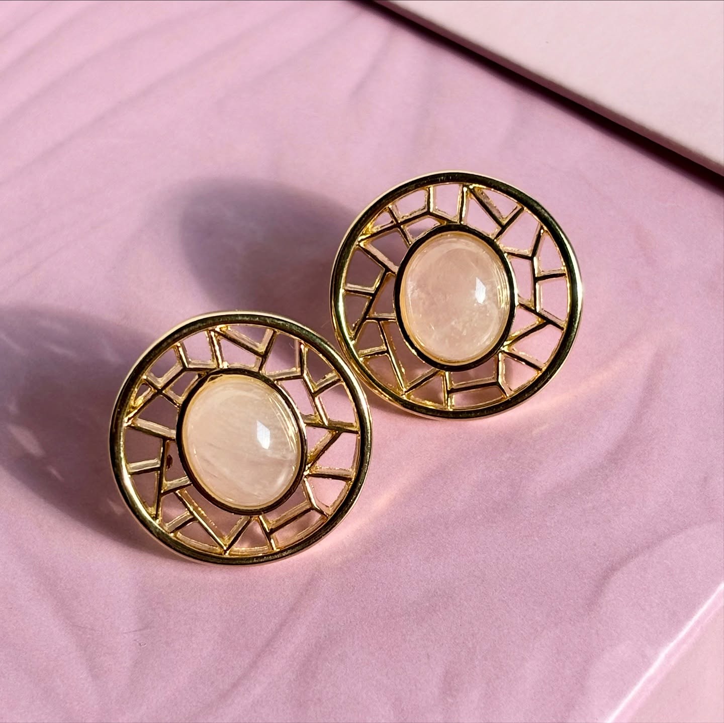 Beleza que vibra energia boa ✨
Escolha o que mais combina com seu momento:
💗 Quartzo Rosa – amor e autocuidado
💚 Ágata Verde – equilíbrio e renovação
🤎 Obsidiana Fumê – força e proteção
Qual seria a sua escolha?
Escolha sua pedra e leve essa beleza pra você ✨
🛍️ Clique no link da bio ou chame no direct 💬