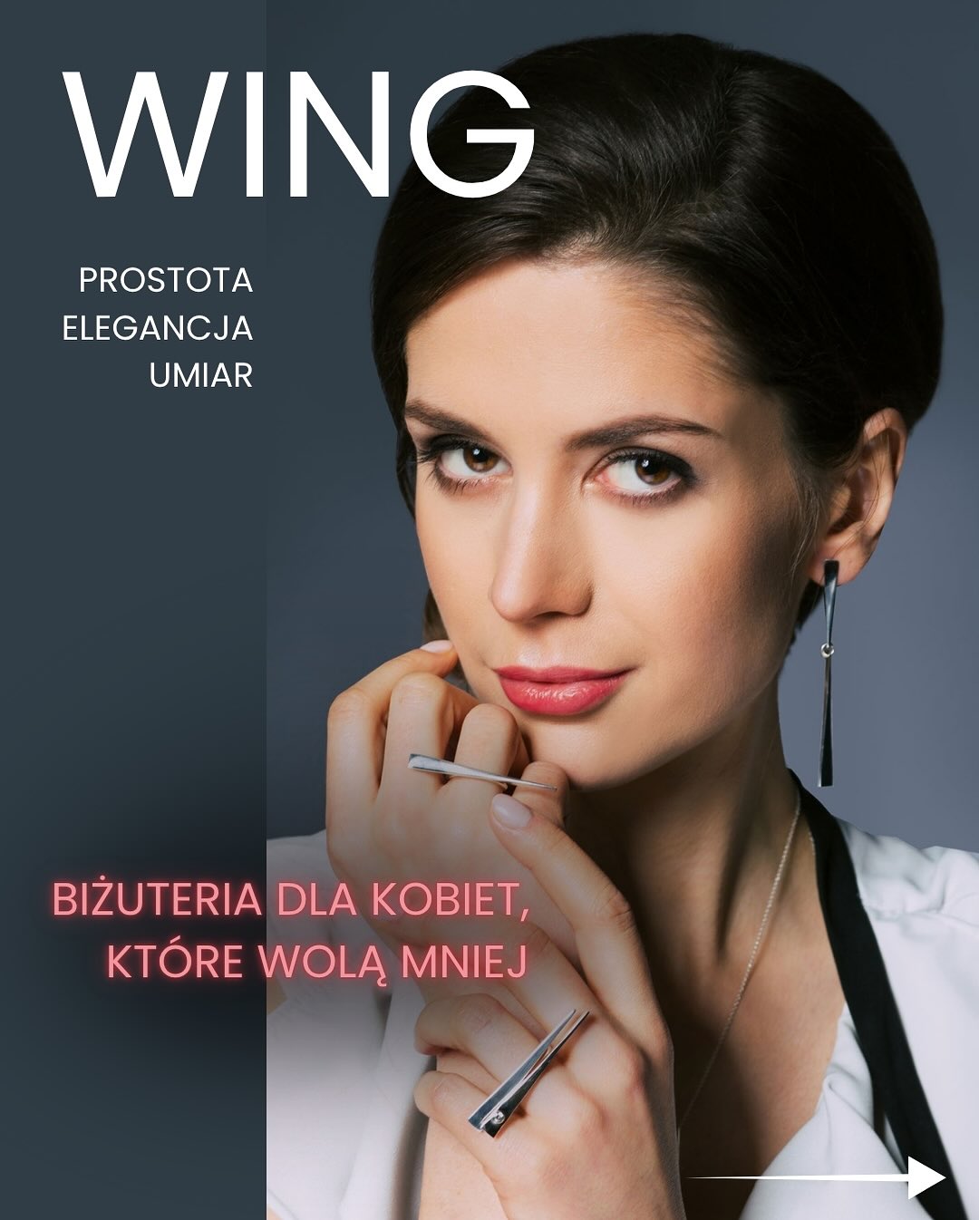 Przeskalowane formy pierścionków, kontrastujące kolory i surowe faktury- te elementy to osnowa mojej pracy. Tym bardziej jestem zadziwiona, że stworzyłam linię, która nie jest ich manifestacją.
Kolekcja WING to prace proste, czyste w formie i oszczędne.
Stworzone dla kobiet, które pragną elegancji i niewymuszonej prostoty. Od małych kolczyków na sztyftach do długich, połyskujących prac-ta biżuteria została stworzona, aby towarzysz Ci przez cały dzień- to Ty wybierasz.
Cała linia wykonana jest ze srebra, wybrane prace zostały pozłocone.
Pamiętajcie, że moje prace wykonuję ręcznie, w kameralnej, toruńskiej pracowni.