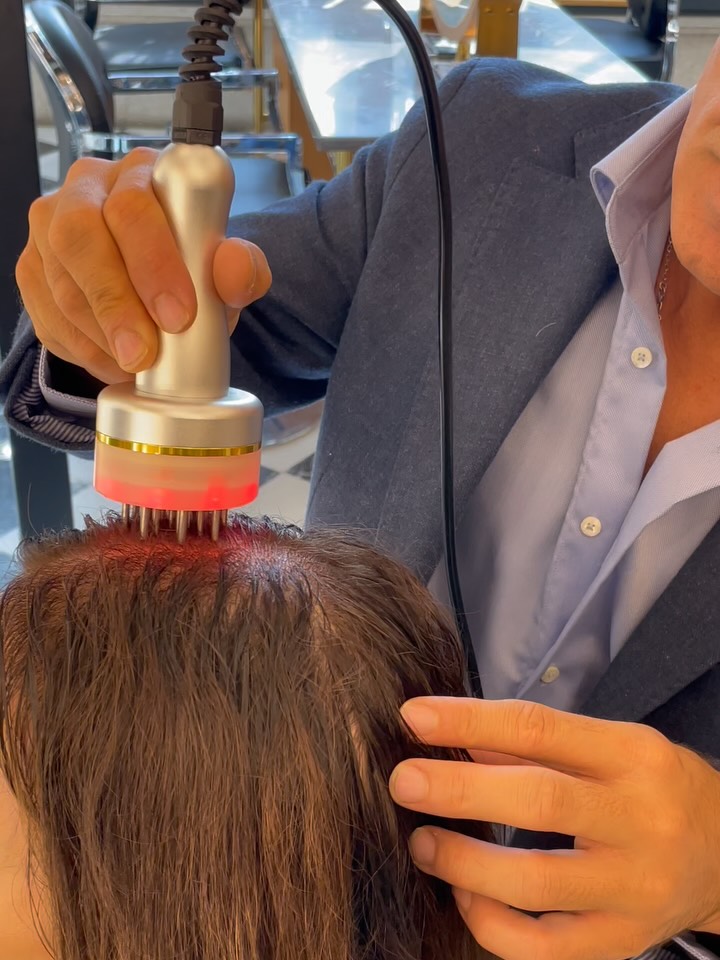 ELEKTRO MİKRO AKIM SAÇ VE SAÇ KÖKÜ STİMÜLASYONU ⚡
Mikro akımlar saç köklerine daha yoğun oksijen ve kan akışı sağlar.
Bu sayede saç kökleri ihtiyaç duyduğu vitamin ve aktif içerikleri çok daha verimli bir şekilde kullanır.
🔹 Kan dolaşımı hızlanır
🔹 Saç kökleri güçlenir
🔹 Saç telleri daha gür ve dayanıklı hale gelir
Ayrıca LED destekli mikro akım başlıklar, 635 nm kırmızı ışık sayesinde kolajen üretimini artırır, saç derisinde canlılık ve yenilenme sağlar.
Bu gelişmiş enerji terapisi, saçın sağlığını hücresel düzeyde yeniden canlandırır.