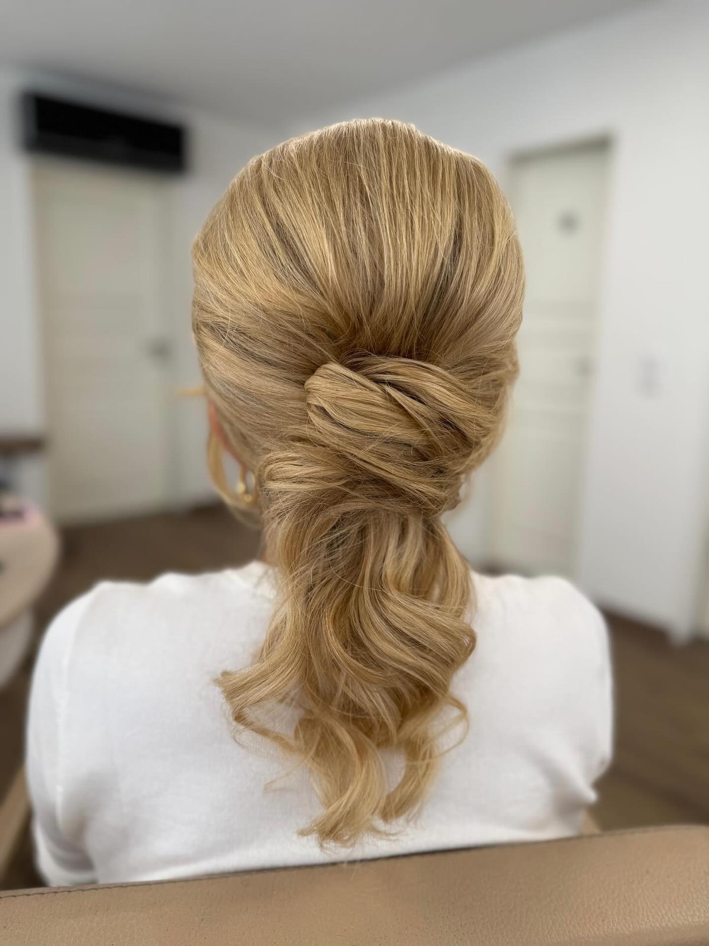 Wedding time 💒
#hair #hairstyles #hairtransformation #hairgoals #hairart #haircolorist #hairstylist #haircolor #balayage #balayagehighlights #balayageartists #babylights #babylightsandbalayage #blonde #blondehair #brownhair #brondebalayage #haircut #haircutting #weft #weftextensions #extensions #hairextensions #tressenverlängerung #tressentechnik #extensions #haarverlängerung #weftedhair #extensionist