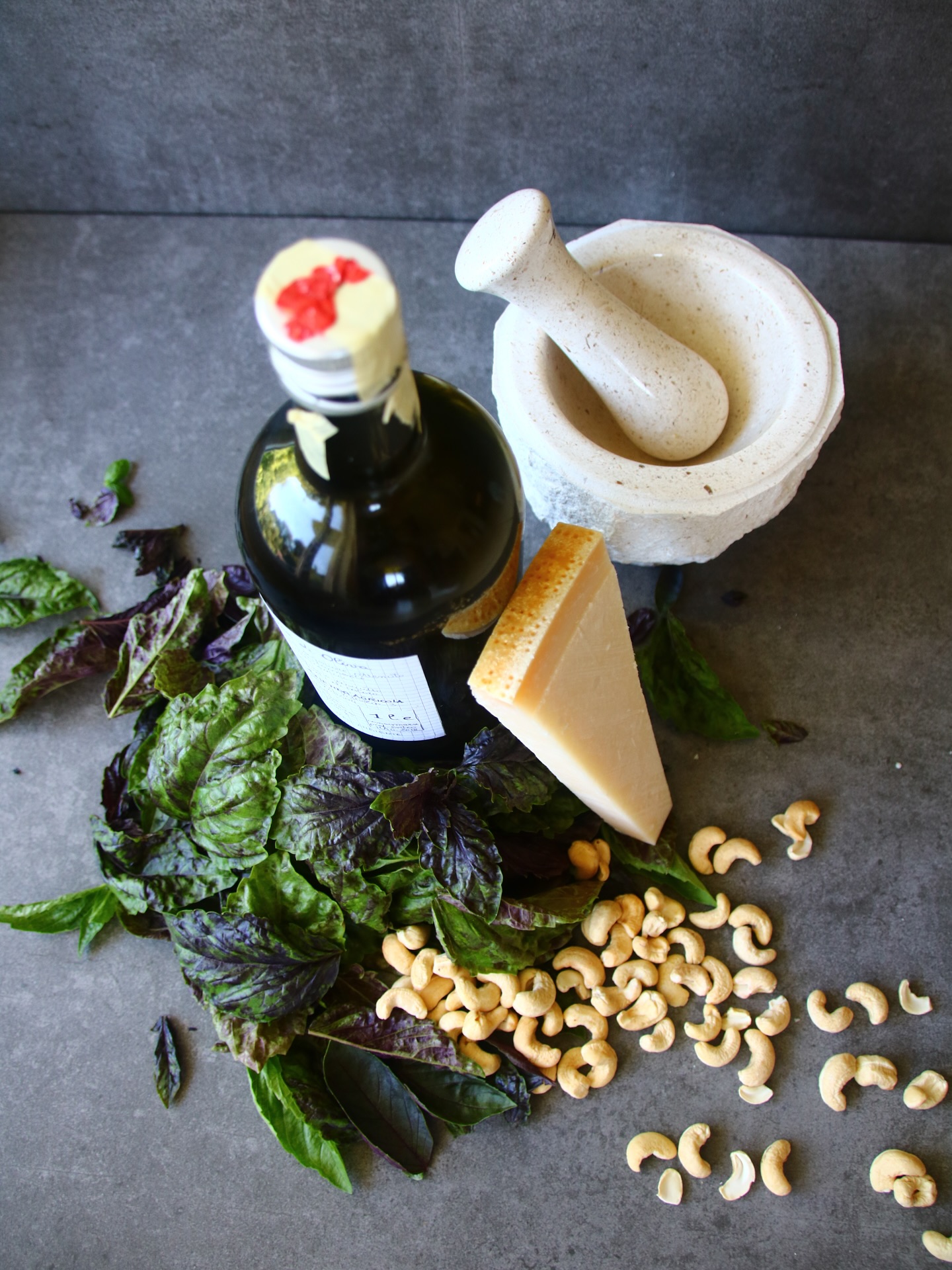 Pasta love meets green power! 🌱🍝 Pesto is always a good idea – and today we’re making it from scratch: fresh basil, crunchy cashews, aromatic parmesan & cold-pressed olive oil. Toss everything into the blender, add to your favorite pasta, and enjoy this quick flexitarian soul food!
How do you make your pesto? Recipe below – let’s get blending! 💚
#foodforflexitarians #pasta #pestolover #flexitarian #quickrecipe #homecooking #healthyrecipes #basil #cashewnuts #parmesan #oliveoil #plantbased #vegetarianrecipes #easycooking #foodforflexitarians #freshflavors #italiancuisine #familymeals #instafood #foodblogger #greenfood #delicious #recipeinspo #comfortfood