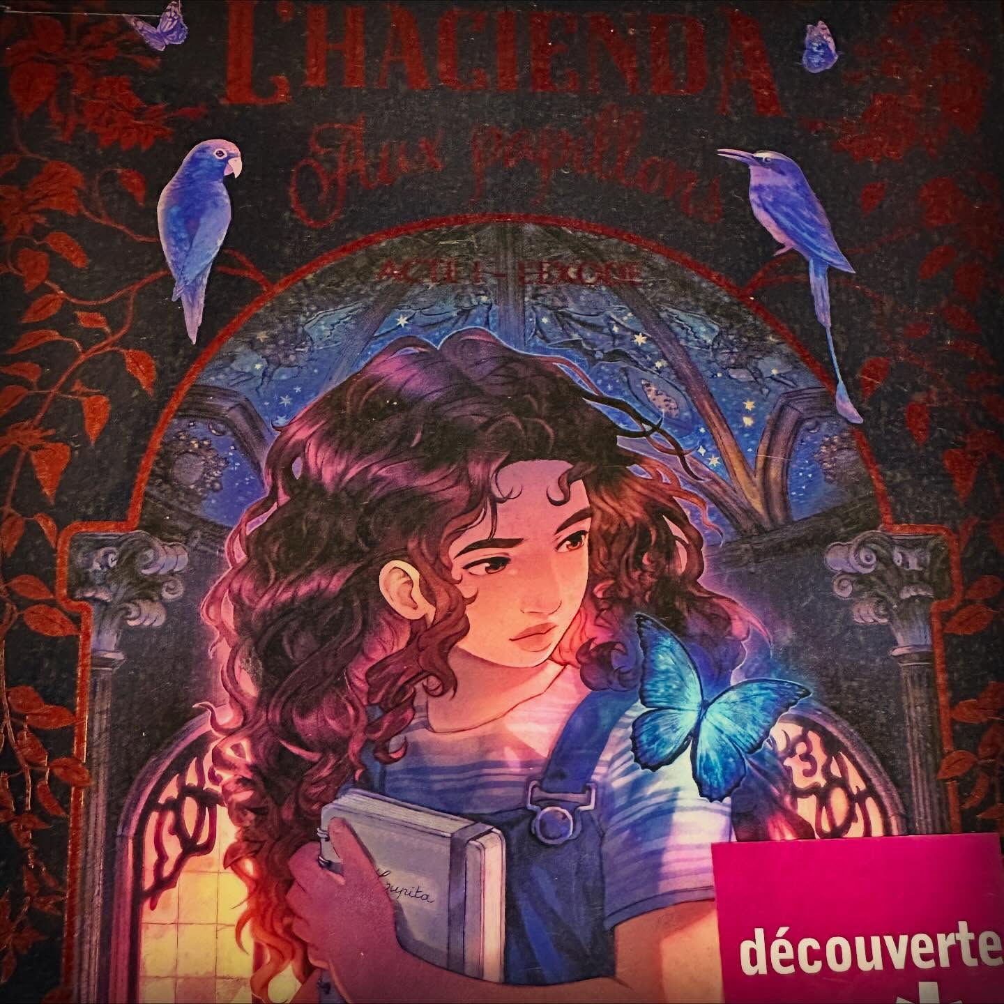 2043, Lupi est une jeune prodige de l’opéra de Paris mais la situation sanitaire l’oblige à rentrer au Mexique, son pays de naissance dont elle ne connaît rien.
Elle écrit à son père disparu via son journal intime et rejoint l’hacienda abandonnée avec Frida, enceinte et qui ne voulait pas rentrer au Mexique..
Elle rencontre un jeune garçon qui abrite ses papillons dans la demeure et doit apprendre à affronter une vie bien différente de celle qu’elle connaissait à Paris.
De magnifiques dessins, des aventures, de l’amitié et du mystère. Friande des BD de Yaya et Lulu et Nelson, je ne doute pas que le duo va réitérer une belle histoire avec cette nouvelle série et une illustratrice talentueuse.
J’attends la suite…
#bdstagram #bandesdessinées #lhaciendaauxpapillons #exil #enfance #mexique #papillons @charlie.girard @clemence_collignon @editionsoxymore @astrolabemelun