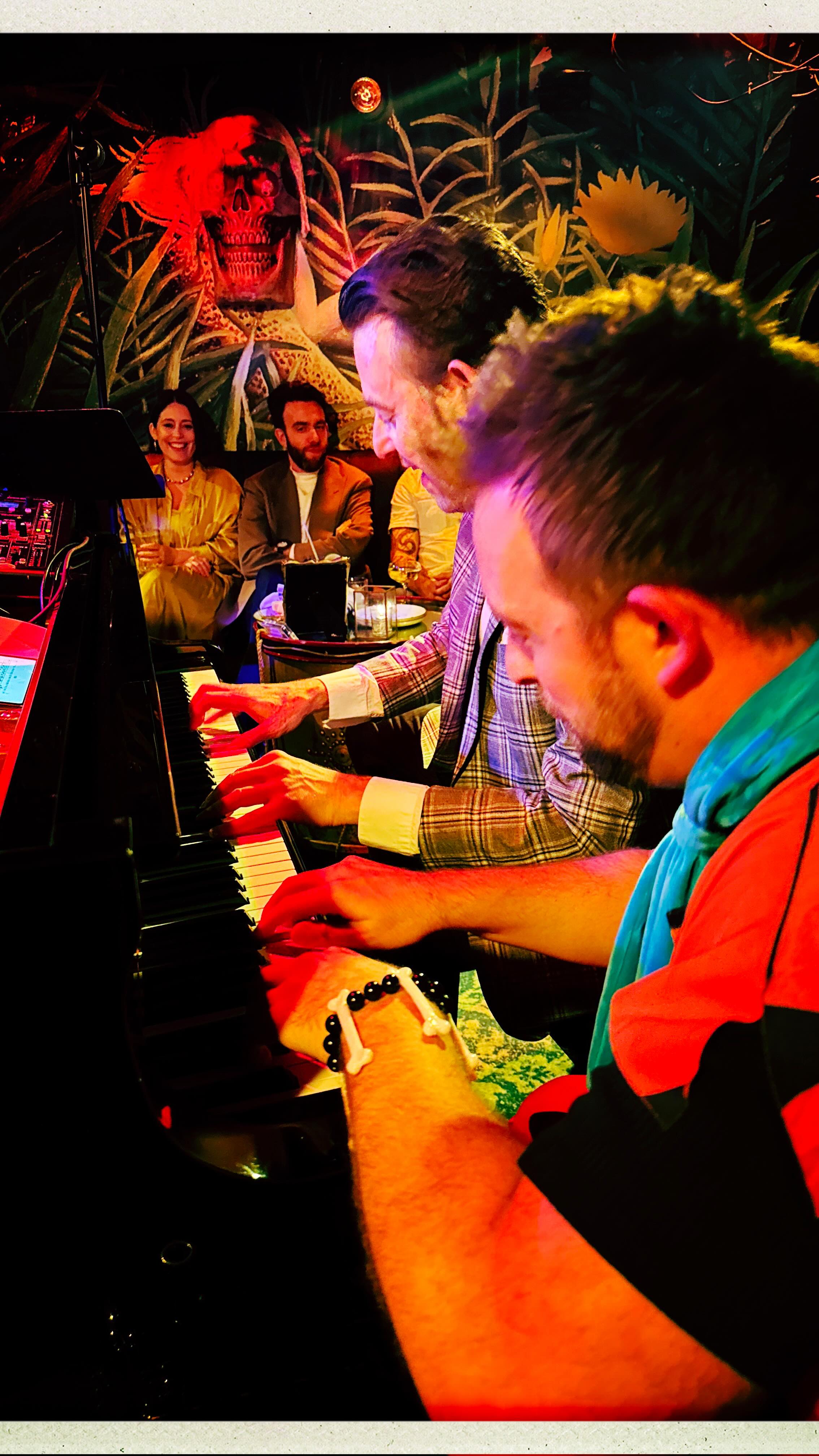 The epic sing-along with the one and only Fred Flintstone AKA Benny Benack III. What a night! 🎥:Imke Gerdes