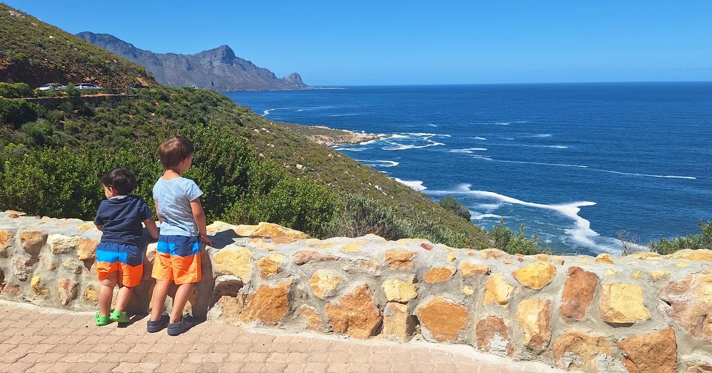 "Mommy, can we see the whales today?"
Zulke vragen hoef je deze mama niet twee keer te stellen. Natuurlijk kan dat, zo aan het einde van het walvissen seizoen! En we hadden geluk. In de verte zagen we een paar giganten zwemmen.
Kaapstad en omgeving (binnen 2 uur rijden) is ideaal voor gezinnen met kinderen. Vele stranden, wine estates met speeltuinen, weekendmarkten, natuurgebieden met vele picknickplekjes en maar liefst 9 maanden per jaar mooi weer maken de ideale woon- én natuurlijk vakantiebestemming voor ons.
