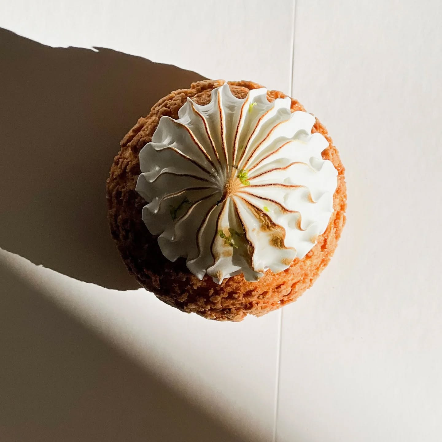 Chou Citron Vert Meringué
Un vent de fraĂźcheur souffle sur la boutique :
crĂšme citron vert lĂ©gĂšre et acidulĂ©e, meringue italienne dorĂ©e Ă la flammeâŠ
Un équilibre parfait entre douceur et peps, pour les amoureux du citron dans sa plus belle version.
Disponible dĂšs aujourdâhui Ă la boutique
@k_rolight_food