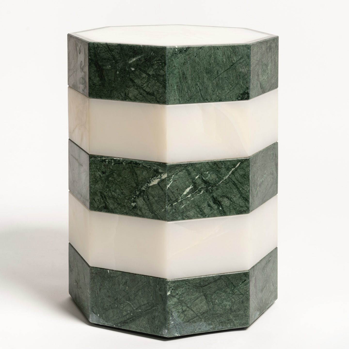 G I S O U
Notre best-seller de l’année, douce et graphique à la fois.
On aime la décliner au fil des projets, comme un bonbon minéral qui réveille chaque espace.
Chez Studio Gaïa, la table d’appoint est plus qu’un détail : c’est une ponctuation, un accent, un twist qui transforme la pièce.
Et toujours, la rayure : notre signature, notre ADN.
#StudioGaiaParis #DesignMinéral #TablesdAppoint #MarbleDesign #ColorAndStone