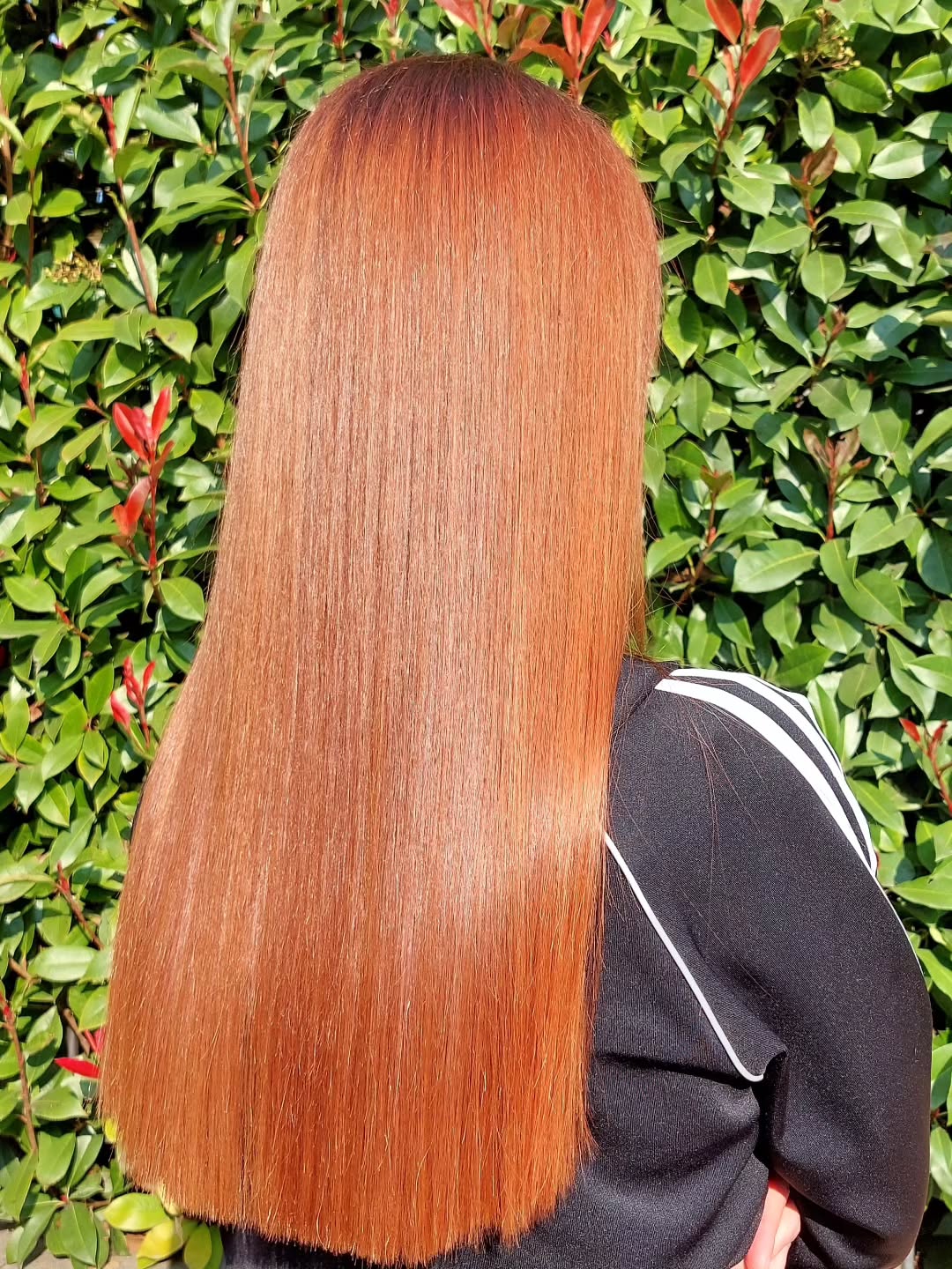 ✨ COLORE SENZA AMMONIACA = RIFLESSI INTENSI, CAPELLI SANI E LUMINOSI ✨
Un risultato naturale, pieno di luce e corpo, senza compromettere la salute del capello.
Ma non è solo colore… è un vero trattamento completo:
🌿 Pacchetto OXI-Snail include:
✔️ Colore senza ammoniaca, delicato ma intenso
✔️ Scrub anticaduta naturale che purifica la cute anche dai residui di colore
✔️ Massaggio stimolante per riattivare la microcircolazione
✔️ Shampoo + maschera nutritiva della nostra linea TricovitaLab, naturali e senza SLES/SLS
✔️ Siero rigenerante anticaduta naturale
✔️ Ossigenoterapia con bava di lumaca, applicata su tutta la lunghezza
✔️ Piega illuminante
Un'esperienza pensata per coccolare il cuoio capelluto, rinforzare la fibra e far risplendere il colore!