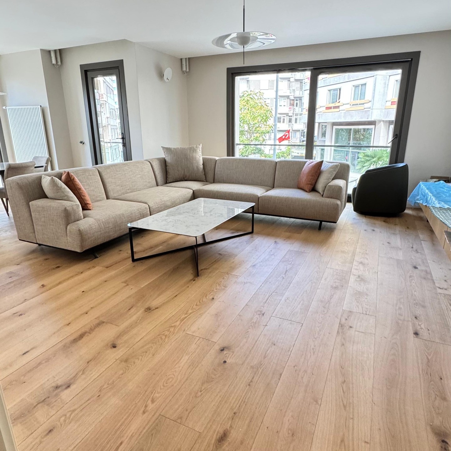 Rustik meşenin doğal sıcaklığı, evin kalbine dokunuyor. Her adımda samimi bir his, her köşede huzurlu bir atmosfer…
#design #interiordesign #architects #woodfloor #homedecore