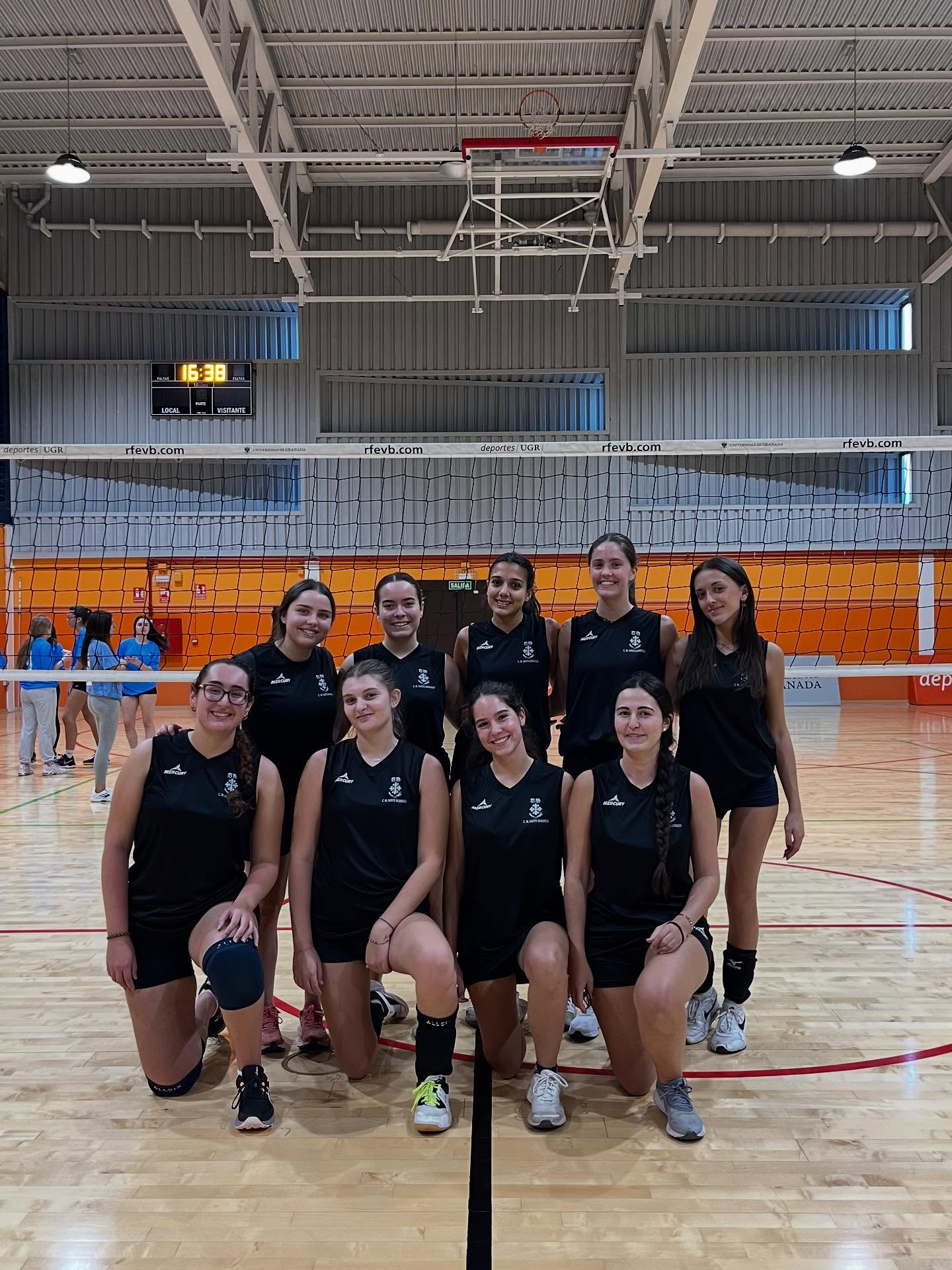 Después de unos cuantos entrenos durante estas últimas semanas, hoy nuestras chicas han jugado el segundo partido del Trofeo Rector contra la Residencia Madre Riquelme y… han ganado con un muy buen juego y compenetración 🏆 🥇🙌🏻.
A por el siguiente Dominicas!!! ⏭️🏐