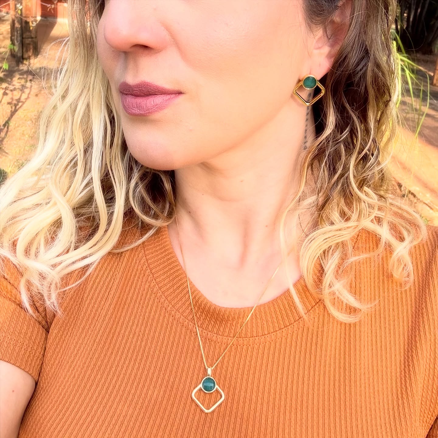 ✨ Um toque de verde, um brilho de confiança.
O poder de se sentir linda começa nos detalhes — e esse conjunto é a prova disso. 💚
Use, sinta e veja a diferença que uma semijoia especial faz no seu dia.
#TurmalinaAcessórios #AutoestimaComEstilo #SemijoiasQueEncantam