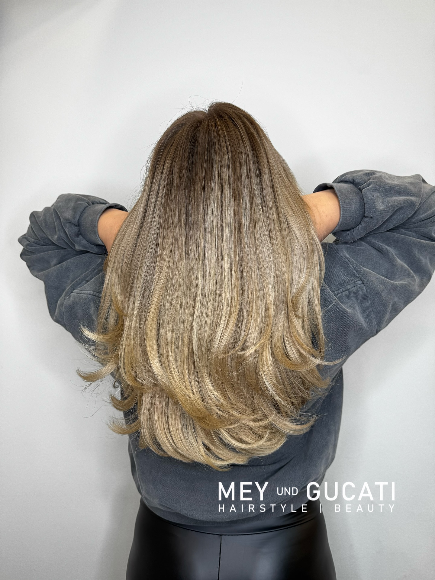 Wir lieben Balayage, Stufen und Blowouts ❤️ ihr auch ? Dann kommt gerne vorbei ✨ #balayage #blowout #currainbangs #stufen #layers #layered #layercut #rundbürste #schwung #olaplex #bleach #mannheim #meyundgucati