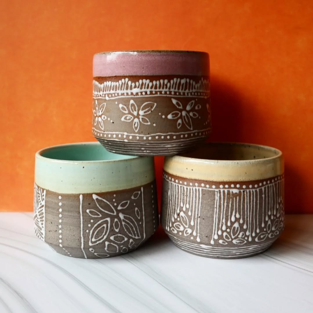 This new collection has been in my mind for a few years! I'm so excited to finally complete it (almost...).
It is a mini special series of cups, bowls, plates and vases. The clay I used is a recycled mixed-color clay I have been collecting for two years, so it is a unique one-time color. On the decorations, I've been working slowly for three months. It is my evening therapy.
I'm very proud of the results!
If everything goes according to plans, I will launch the entire collection on my website on November 15th, ready to be shipped before the holidays đ.
I also made another surprise especially for Christmas... Can you guess what?